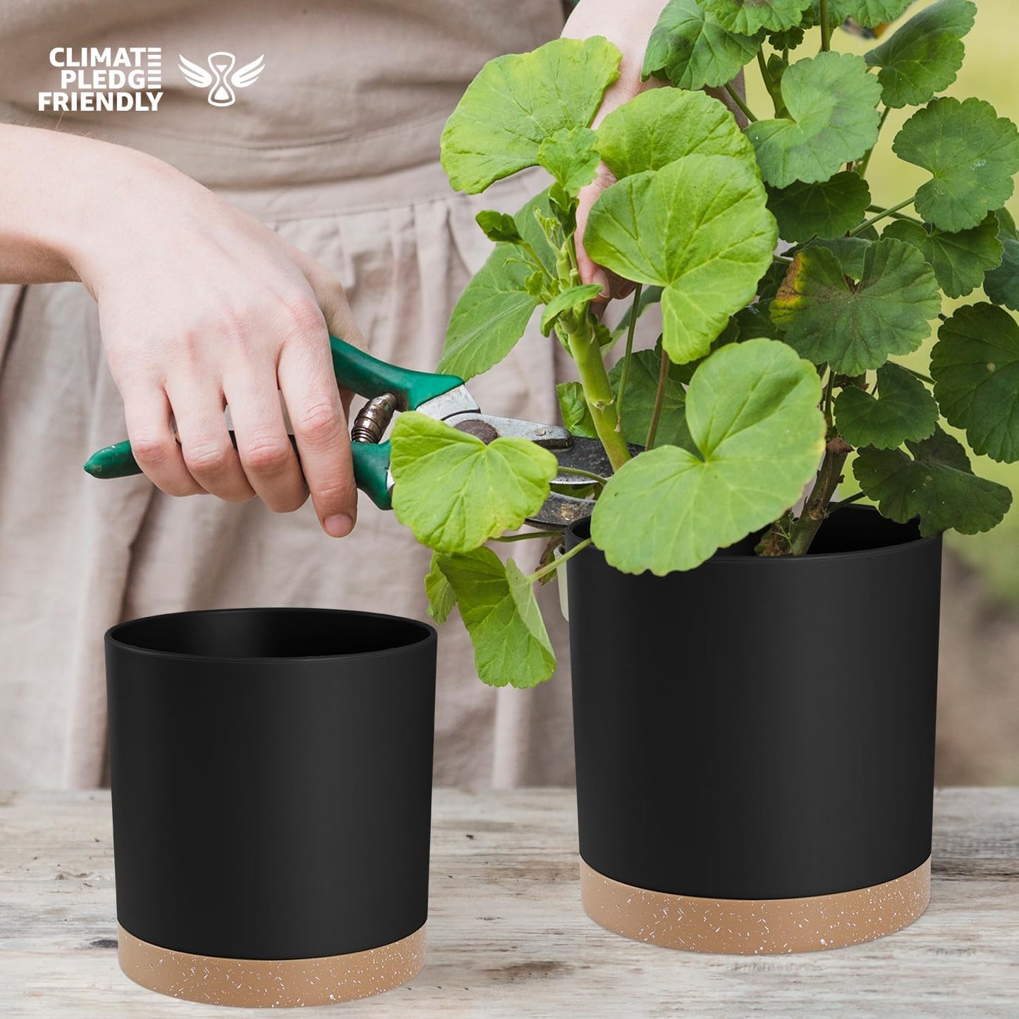Plant Pots with Drainage Holes and Saucers โ 7, 6.5, 6, 5, 4 Inch Plastic Planters for Indoor Outdoor Plants, Modern Matte Finish, Lightweight & Durable๏ผBlack๏ผ