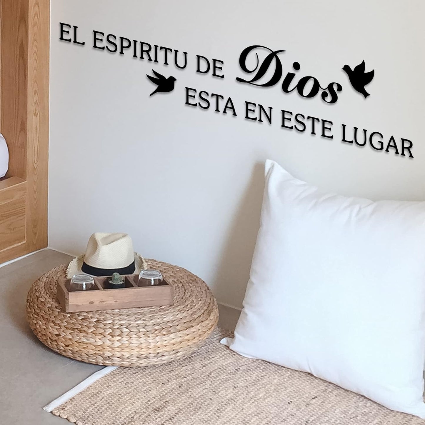 Bible Verses Wall Decor Sticker, El Espiritu De Dios Esta En Este Lugar Christian Wall Decal Vinyl, Home Decor Inspirational Wall Stickers for Living Room Bedroom 36"X7.9"