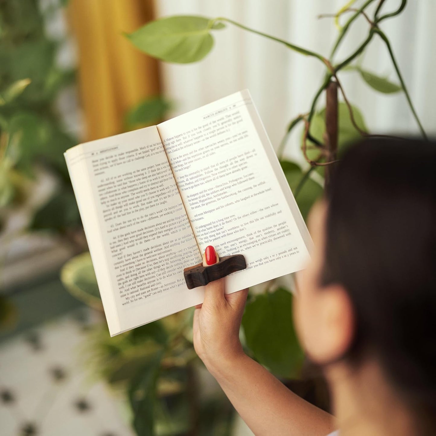 TILISMA Cat Book Page Holder – Handmade Natural Walnut Thumb Bookmark - Novel Reading Accessories Gifts for Readers, Book Lovers Gifts, Bookworm Gifts, Literary Gift - (Small - 0.78")