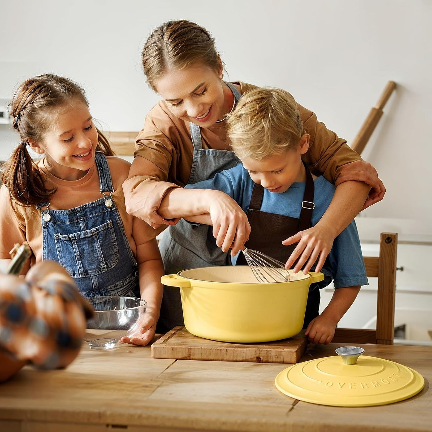 Overmont Enameled Cast Iron Dutch Oven - 5.5QT Pot with Lid Cookbook & Cotton Potholders - Heavy-Duty Cookware for Braising, Stews, Roasting, Bread Baking Goose Yellow