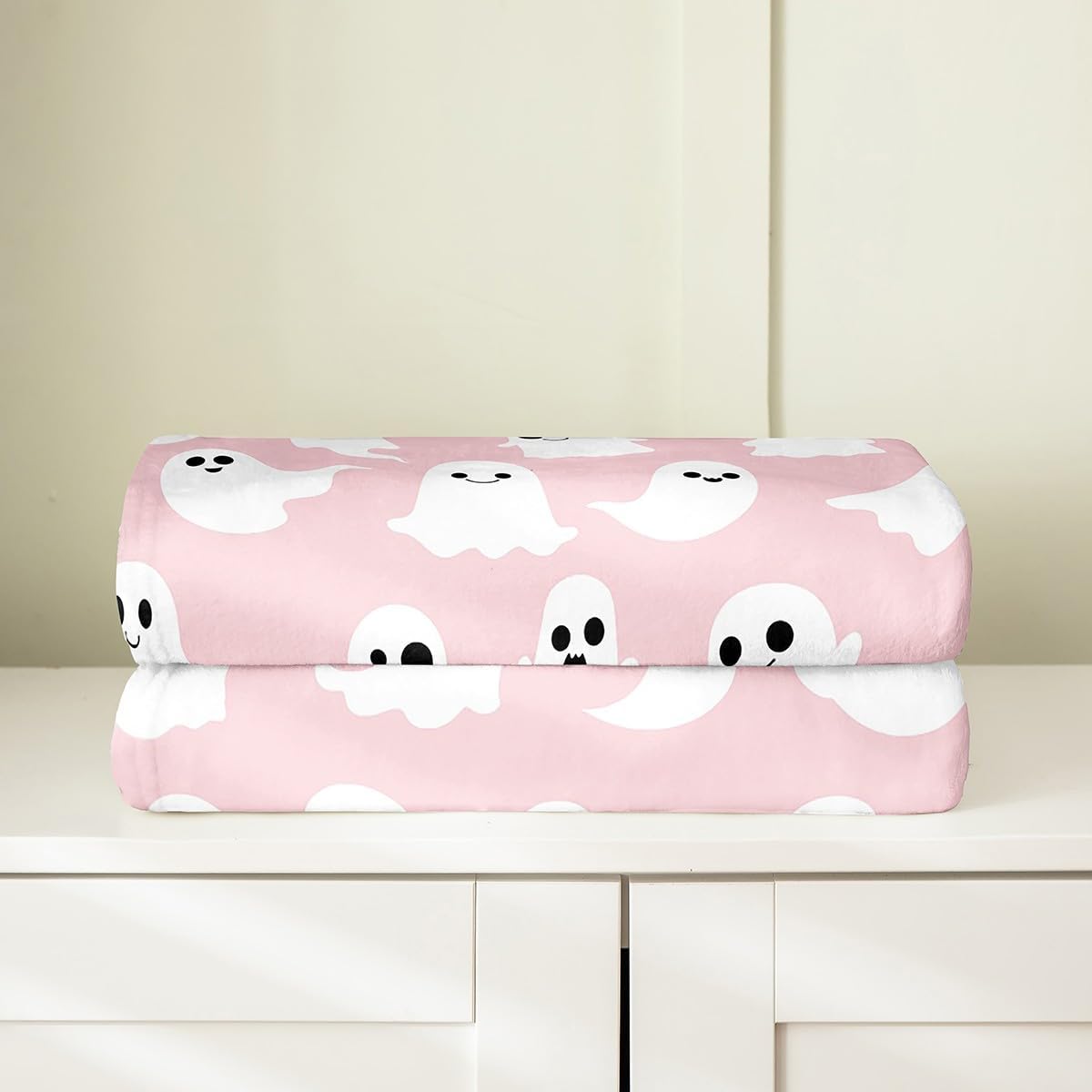 Erosebridal Pink and White Ghost Flannel Blanket Baby 30x40 Cute Funny Ghost Fleece Blanket for Sofa Couch Spooky Horror Ghost Fuzzy Plush Throw Halloween Theme Pattern