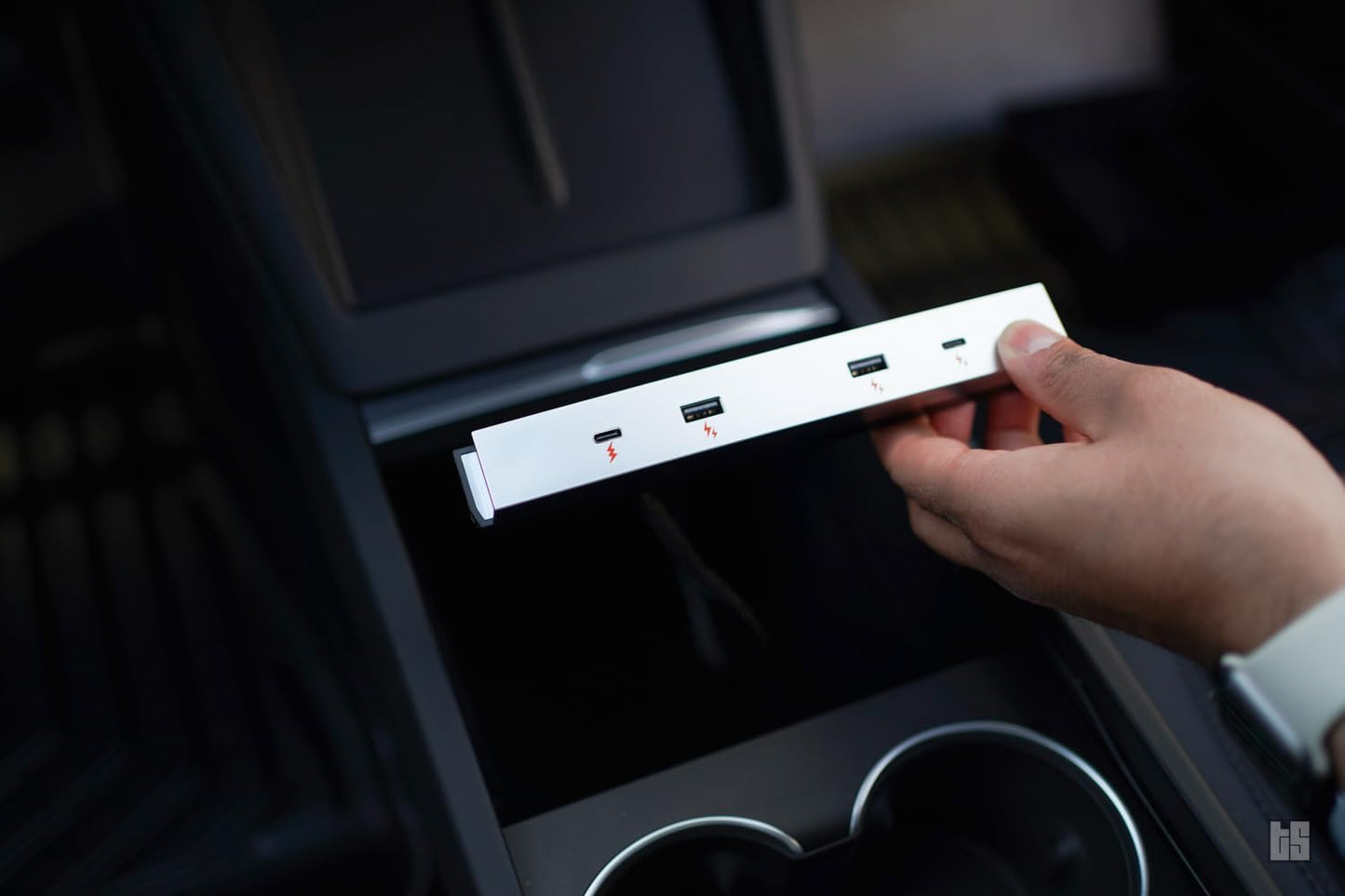 Tesloid.com USB Inline Bar for Tesla Model 3 (2025 and Newer) and Model Y (2026 and Newer) - Expand Connectivity & Charge Multiple Devices
