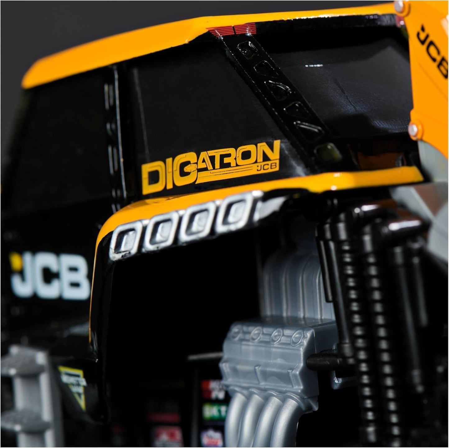 Monster Jam, Official JCB DIGatron Monster Truck, Collector Die-Cast Vehicle, 1:24 Scale, Kids’ Toys for Boys and Girls Aged 3 and up