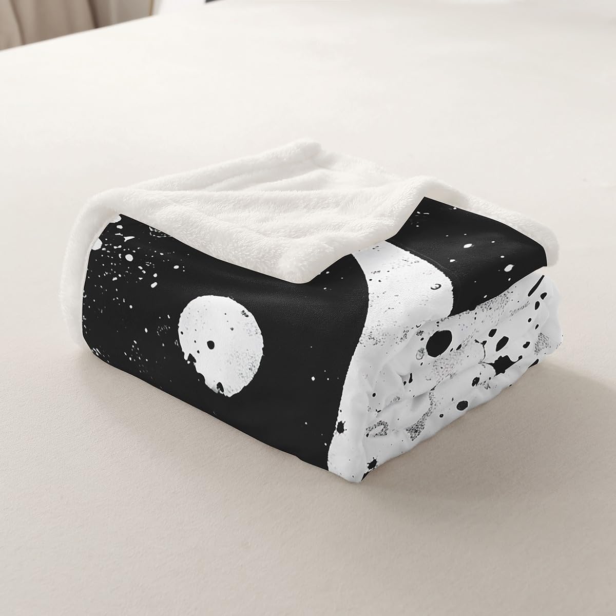 Black White Yin Yang Fleece Throw Blanket Trippy Art Boho Plush Blanket for Kids Adults Tie Dye Splash Sherpa Blanket Traditional Ying Yang Theme Fuzzy Blanket for Sofa Bed Couch, Queen 90x90 Inch