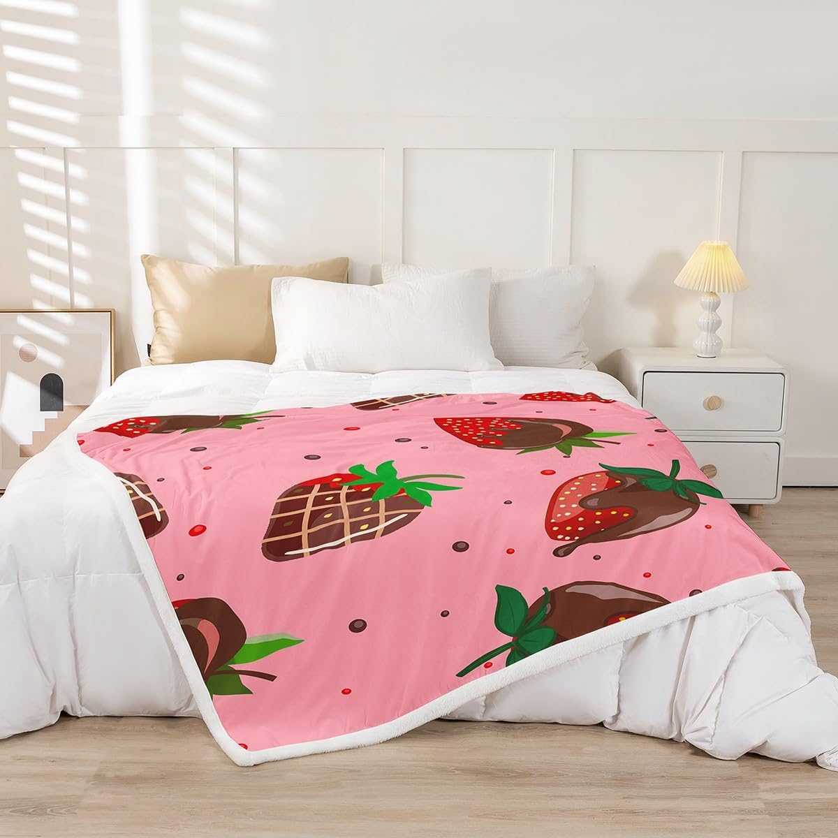 Girls Chocolate Strawberry Sherpa Blanket Whimsical Dessert Fleece Throw Blanket for Bed Sofa Couch Sweet Strawberry Plush Blanket Ultra Soft Decor Warm Fuzzy Blanket Food Pink Twin 60x80