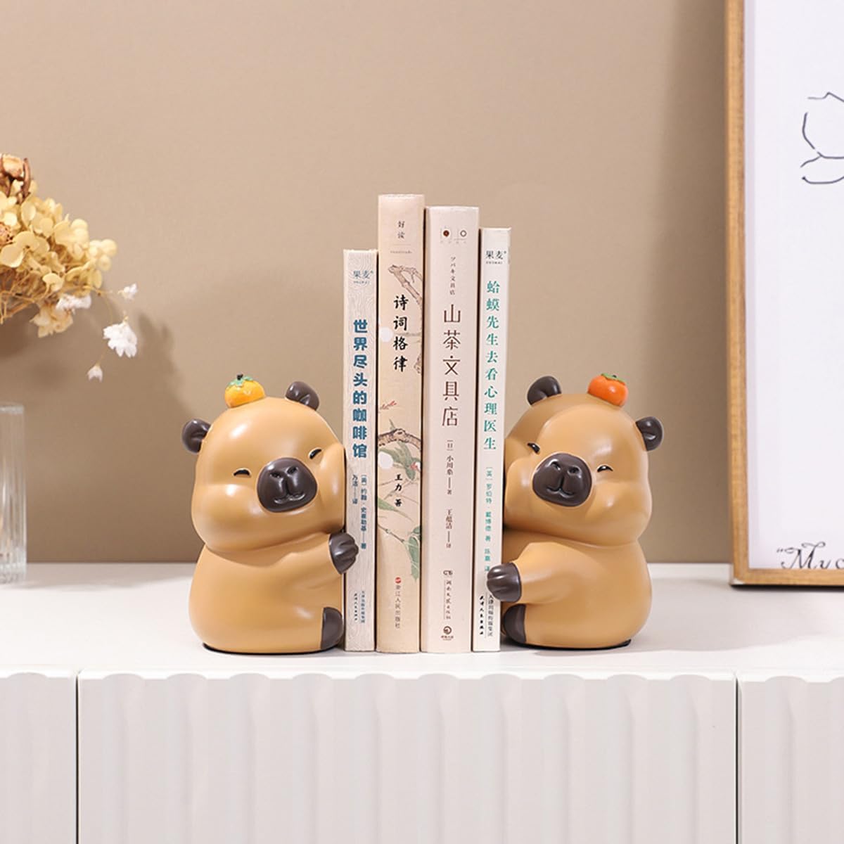 Cute Hug Capybara Decorative Bookends, Unique Animal Book Ends to Hold Books Creative Resin Book Holder Stopper for Home Office Desk Bookshelf Decoration