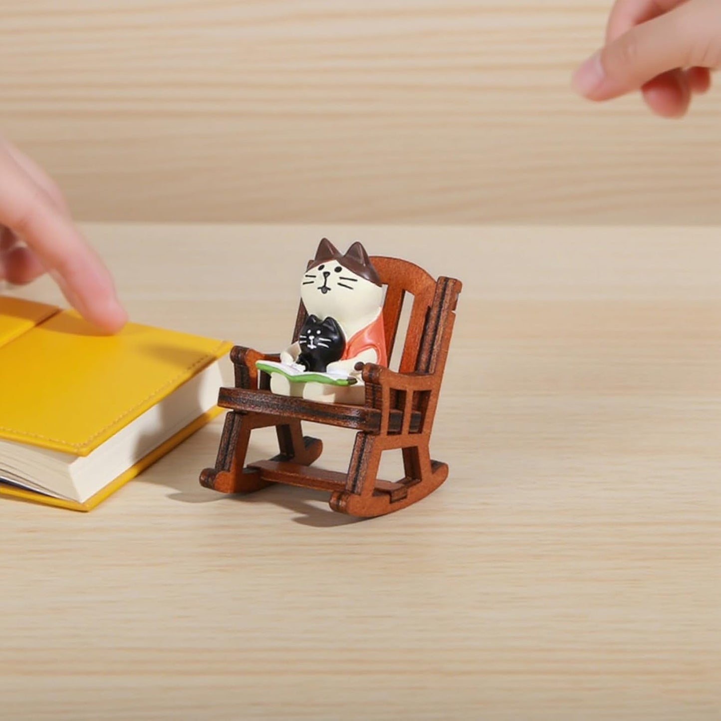 Miniature Cat Reading Figurine with Wooden Rocking Chair Set, White and Black Cats, for Office Desktop Decor, 2.4x3.3x4 cm, Funny Gifts for Mom Grandma, Cute cat Kitty Gift, Fairy Garden Decor