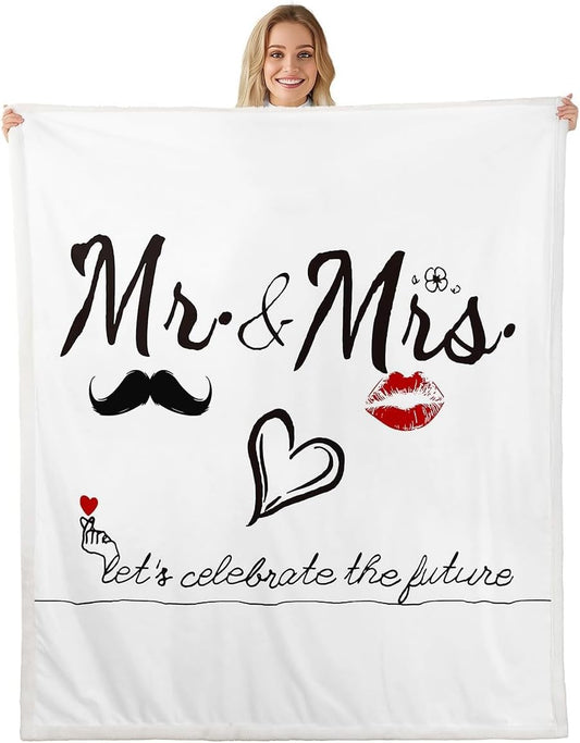 Mr Mrs Fleece Throw Blanket for Couples Bride and Groom Wedding Plush Blanket Black White Funny Quotes Sherpa Blanket Room Decor Valentine Day Gift Fuzzy Blanket for Sofa Bed Couch, Throw 50x60 Inch