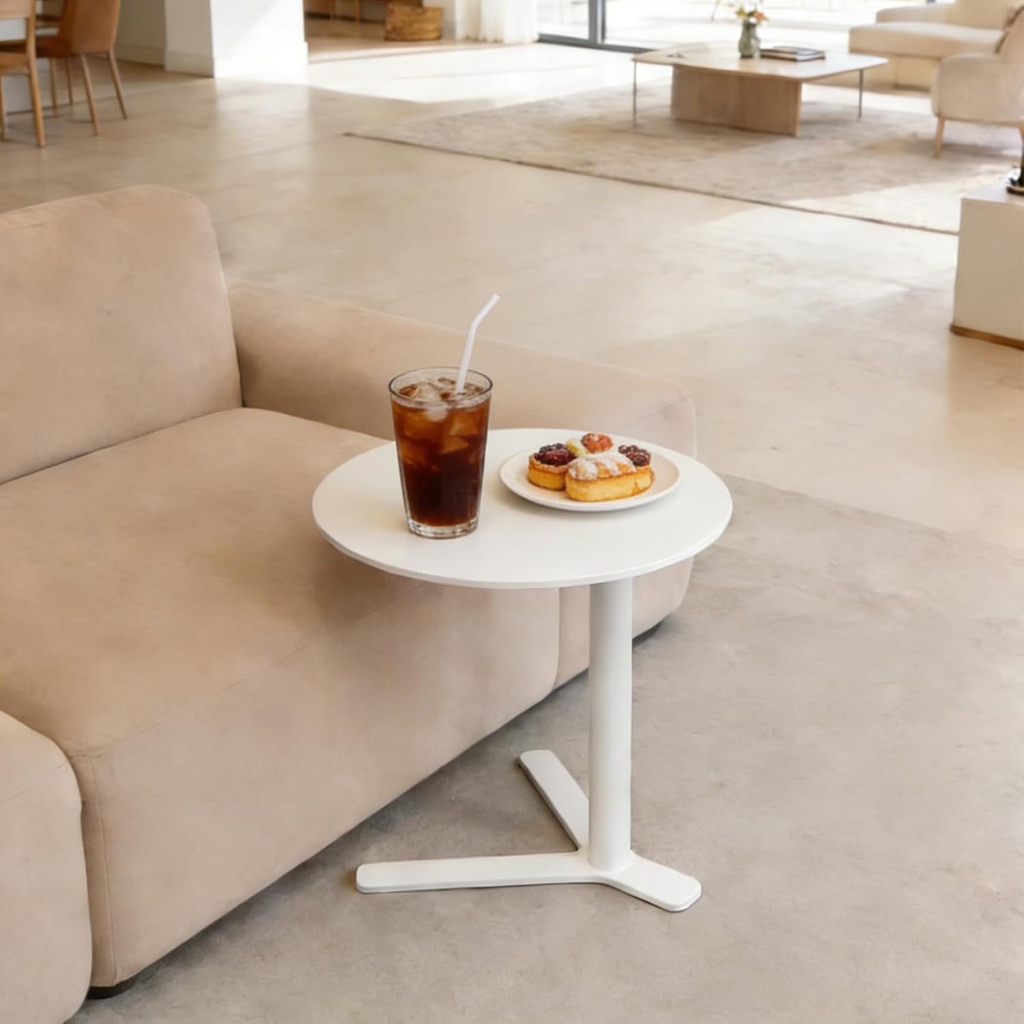 C Shaped Metal End Table, Small Round Side Table for Living Room, Bedroom, Office, Iron Accent Table for Sofa Couch, Drinking Tables for Cafes and Beverage Shops (White, Heights 24.8in)