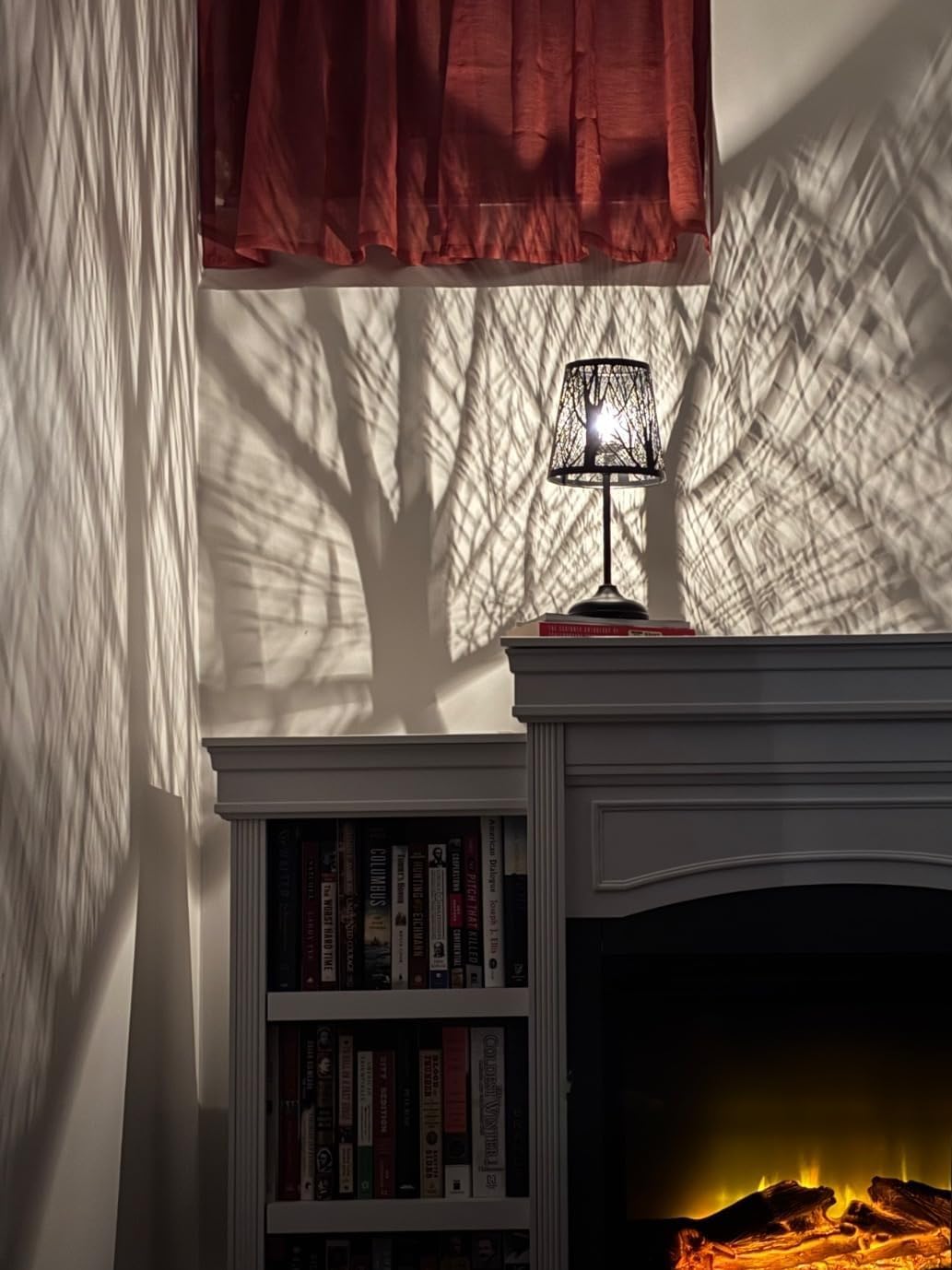 Black Metal Tree Shadow Table Lamp, Vintage Rustic Bedside Lamp, Small Bedside Night Light for Kids, Ambient Mood Lighting for Bedroom Living Room, Halloween Gothic Decorative Small Spaces Table Lamp