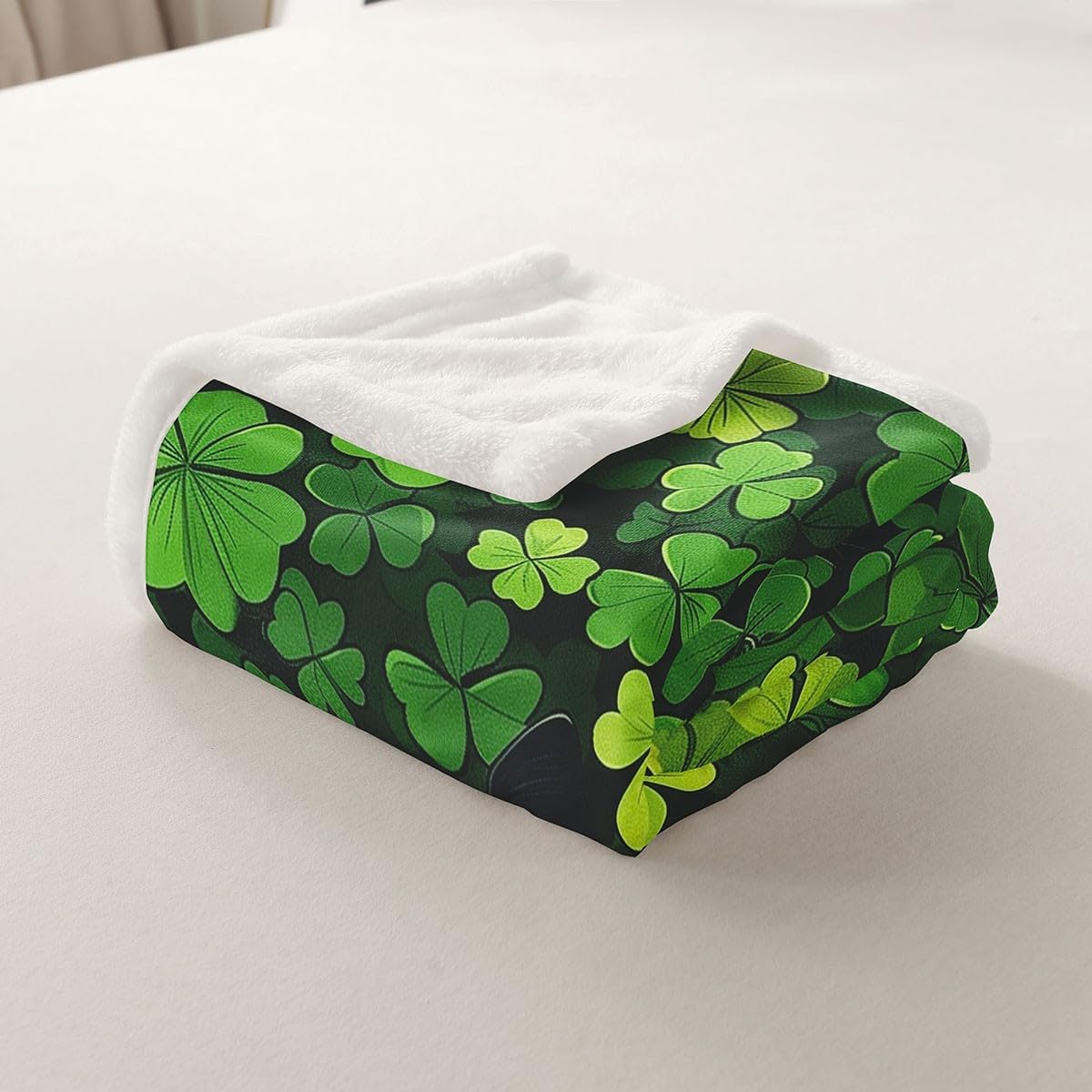 Manfei St. Patrick's Day Throw Blanket Cute Cat Green Clover Fleece Blanket, Lucky Shamrock Leaf Cozy Throws for Bed Couch Sofa, Kids Girls Room Decor, Soft and Breathable(60 x 80 Inches)
