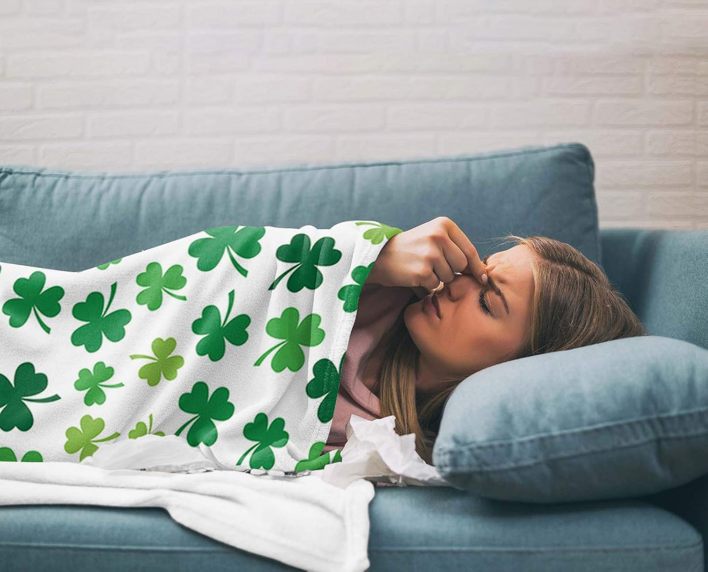 Chucoco Happy St. Patrick's Day Throw Blankets Lucky Shamrocks Leaves Fuzzy Soft Bed Cover Bedspread Microfiber Luxury Blanket for Travel Stadium Camping Couch Sofa Chair 40x50inch