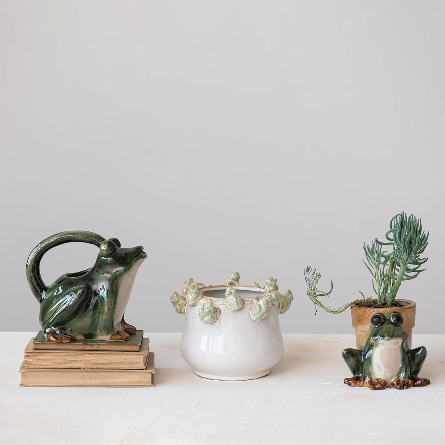 Creative Co-Op Stoneware Planter with Frogs on Rim and Reactive Glaze, Green and White