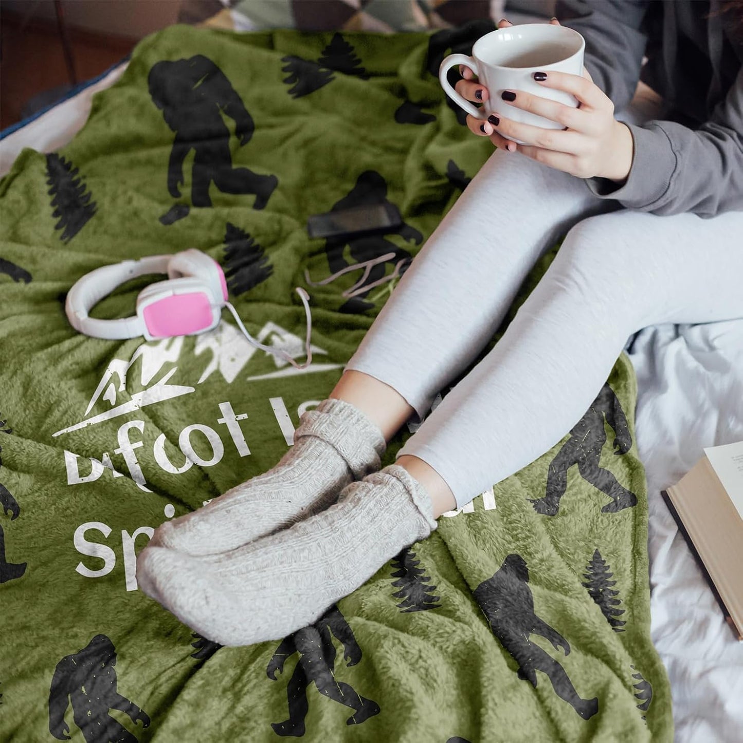 Bigfoot Blanket 50"x60", Big Foot Sasquatch Gifts, Sasquatch Gifts, Cool Bigfoot Gifts for Men, Women, Dad, Grandpa, Birthday Gift Throws Blanket