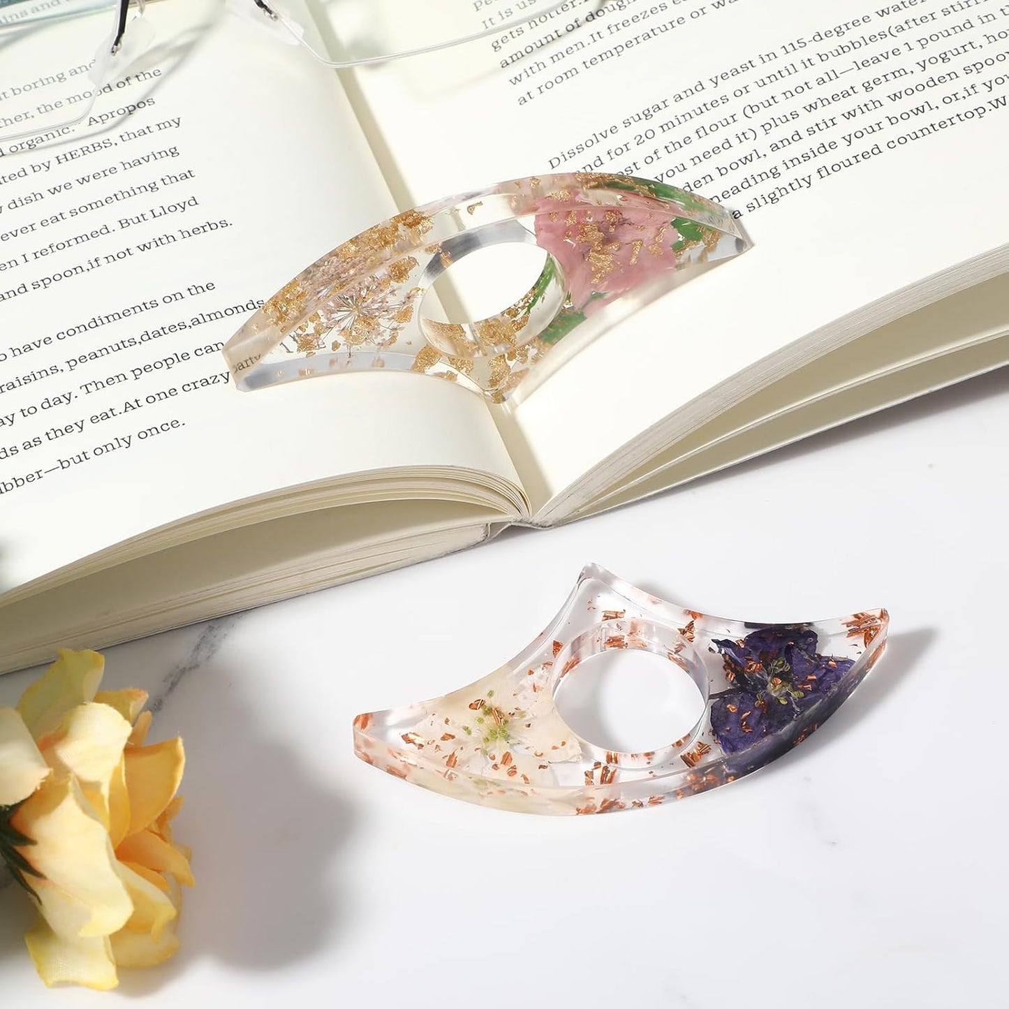 2Pcs Thumb Page Holder Book Page Holder Book Thumb Ring Books Marks for Reading Accessories Transparent Cute Bookmarks for Women Best Friend Friendship Gifts for Books Lovers Teacher Readers