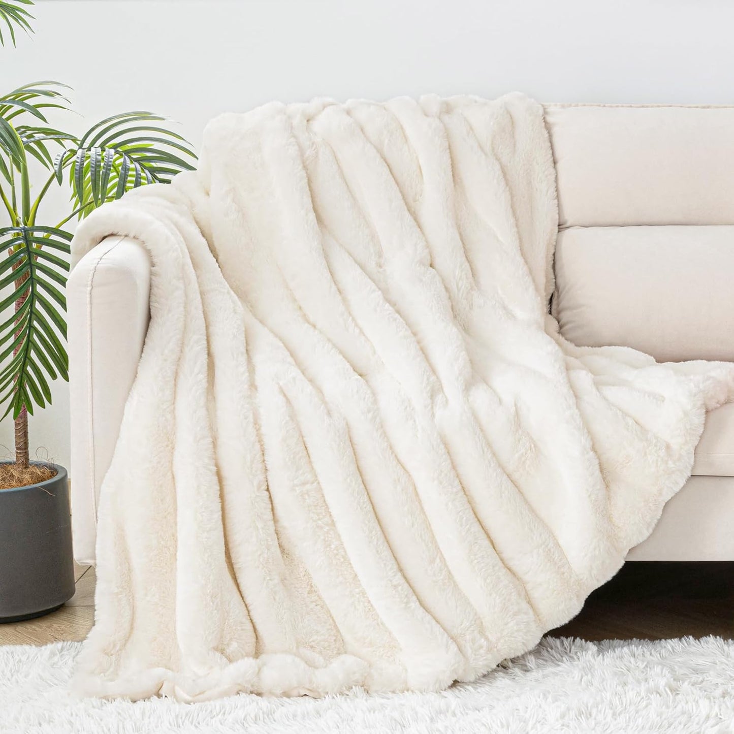 Touchat Luxury Faux Rabbit Fur Throw Blanket Twin Size for Couch,Super Heavy Warm Cozy Blanket for Sofa Bedroom Living Room,Ultra Soft Fluffy Reversible Plush Blanket for Home Decor Gifts,Cream White