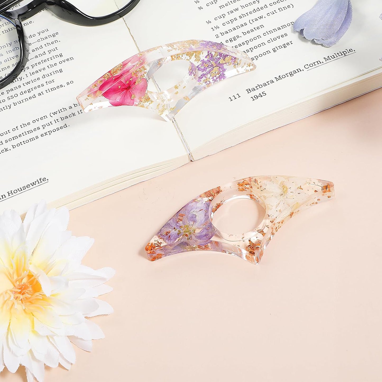 2 Pieces Dried Flower Resin Book Page Holder, Transparent Bookmark Handmade Thumb Ring Book Opener Page Holder Books Lovers Gift Books Accessories for Reading Lovers, Students and Teachers