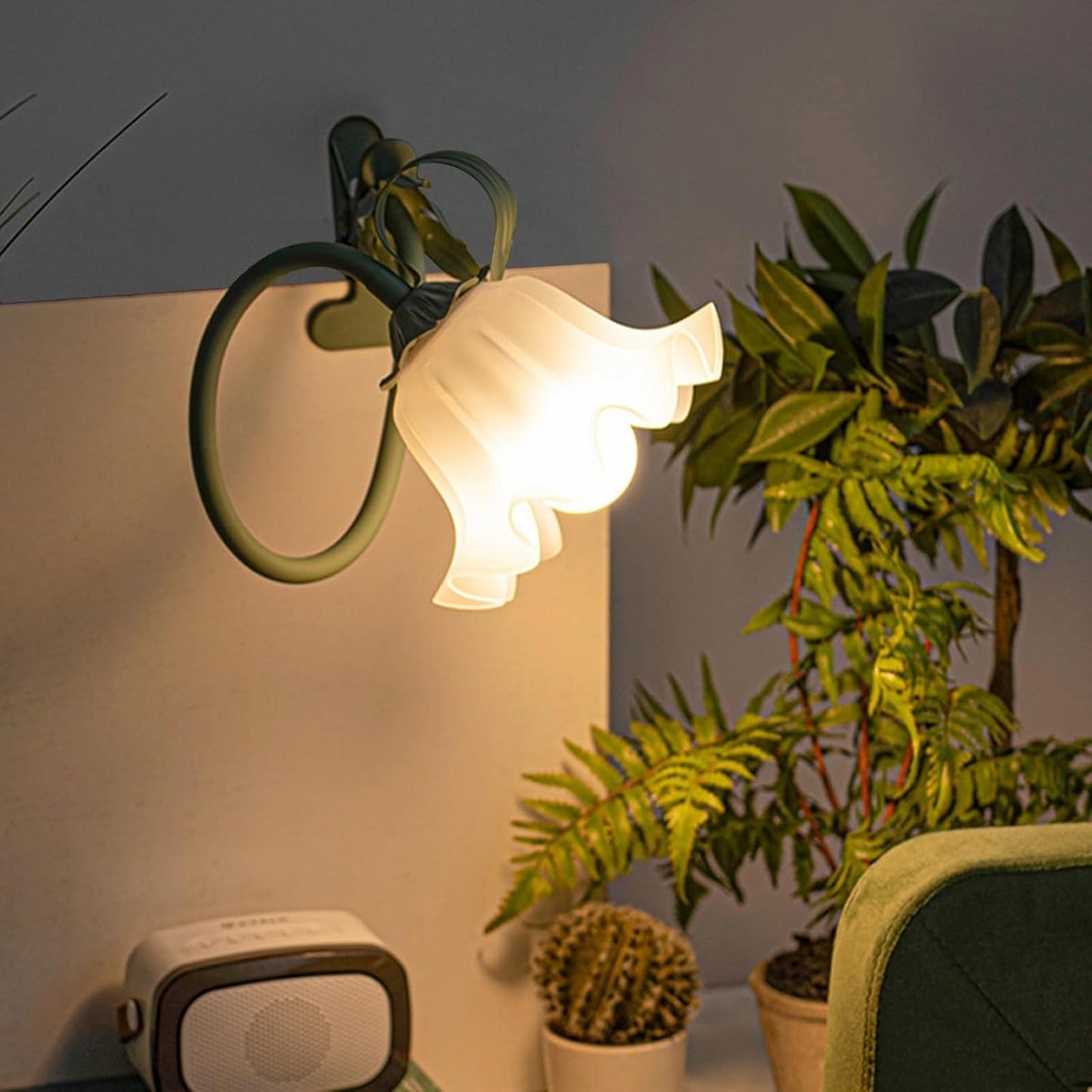 Flower Clip On Table Lamp,LED Reading Light 360°Rotation Clip on Light,Adjustable Headboard Lamp,3 Colors 5W Flower Night Light for Nightstands Living Room Bedroom Lighting Home Office Decor
