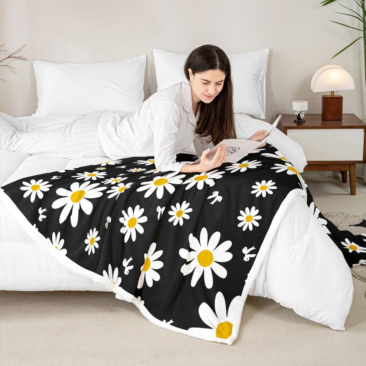 Feelyou Black Daisy Sherpa Blanket Plush Fuzzy Daisy Fleece Throw Blanket Boys Girls Floral Printed for Bed Couch Chair Living Room Botanical Bedroom Decor Throw 50"x60"