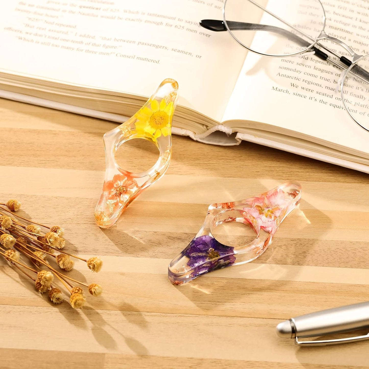2 Pieces Dried Flower Resin Book Page Holder Transparent Thumb Ring Handmade Personalized Bookmark Reading Accessories for Teachers Book Lovers Literary (Stylish Style)