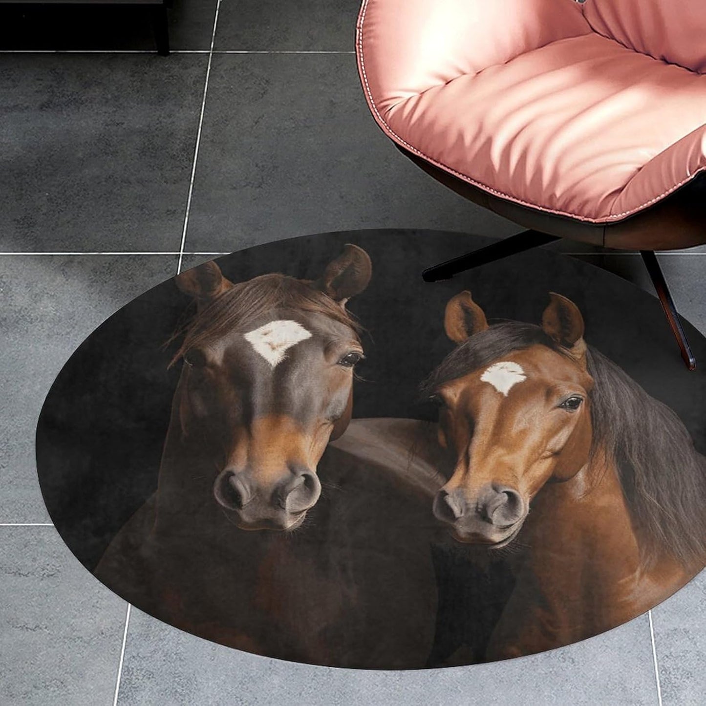 Two Horses Standing on Black Background Circle Rug Retro Luxury Coral Velvet Floor Mat Non Slip Soft Indoor Floor Carpet Comfy Thickened Area Rugs Modern Aesthetic Minimalist Carpets for Home Decor