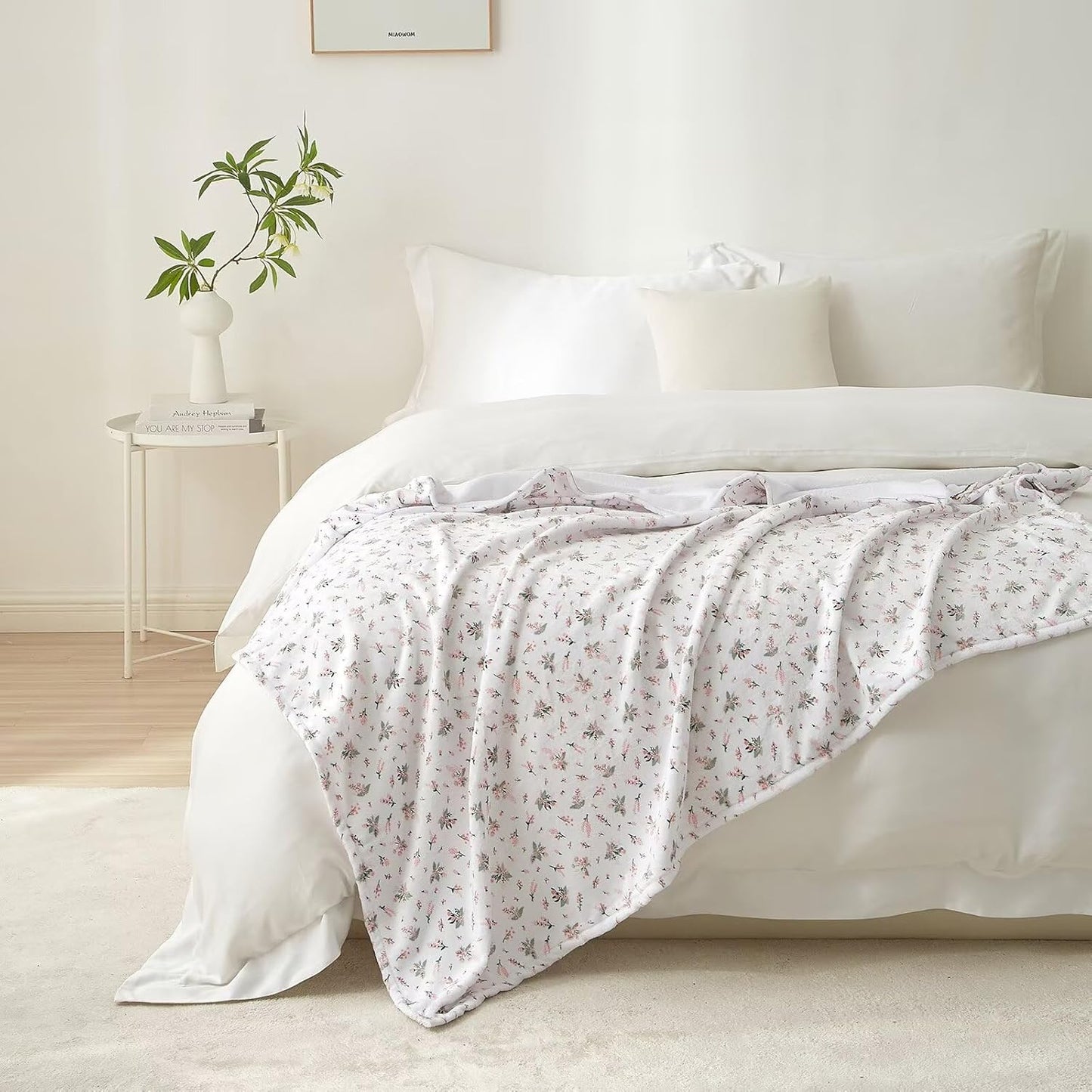 White Rustic Floral Flannel Throw Blanket for Couch Bed Sofa Farmhouse Lightweight Soft Cozy Warm Fall Winter Blankets for Office Naps Travel Warm Aesthetic Cloud Throw Blanket