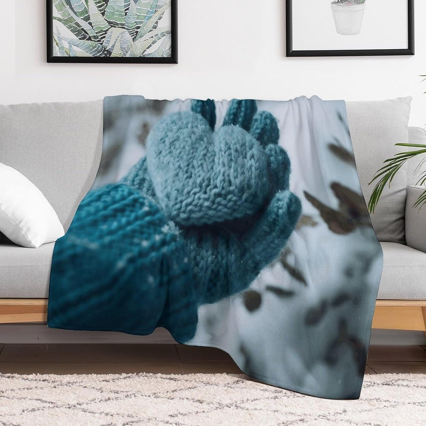 Holding A Heart Throw Blanket for Couch Super Soft Warm Lightweight Throw Blankets Cozy Flannel Bed Blanket Cute Decorative Blankets for All Seasons Home Decor Gift 30"*40"（76 * 100cm）