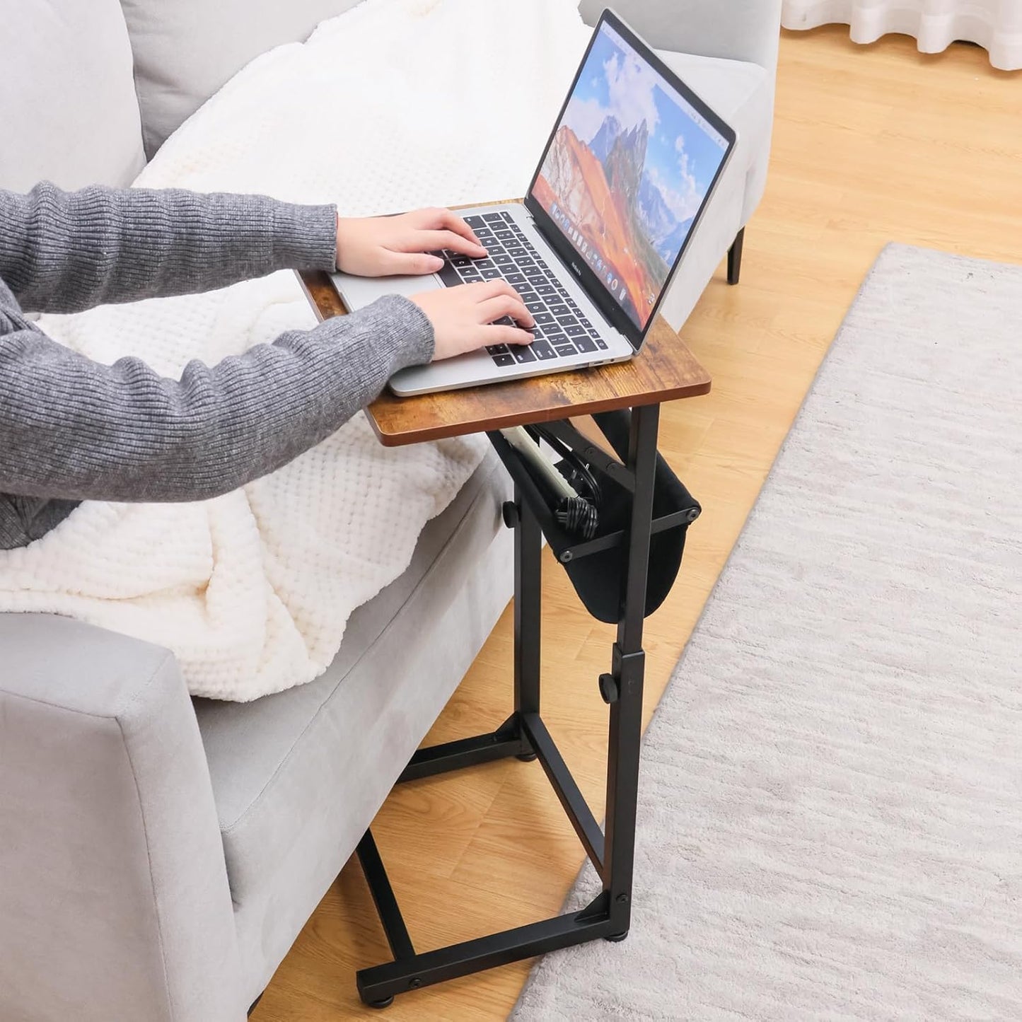 ALBAD 소파용 충전 스테이션이 있는 C자형 엔드 테이블, 소파 TV 트레이 테이블 아래에 미끄러지는 패브릭 바구니가 있는 좁은 사이드 테이블, 거실, 침실 및 침대 옆용