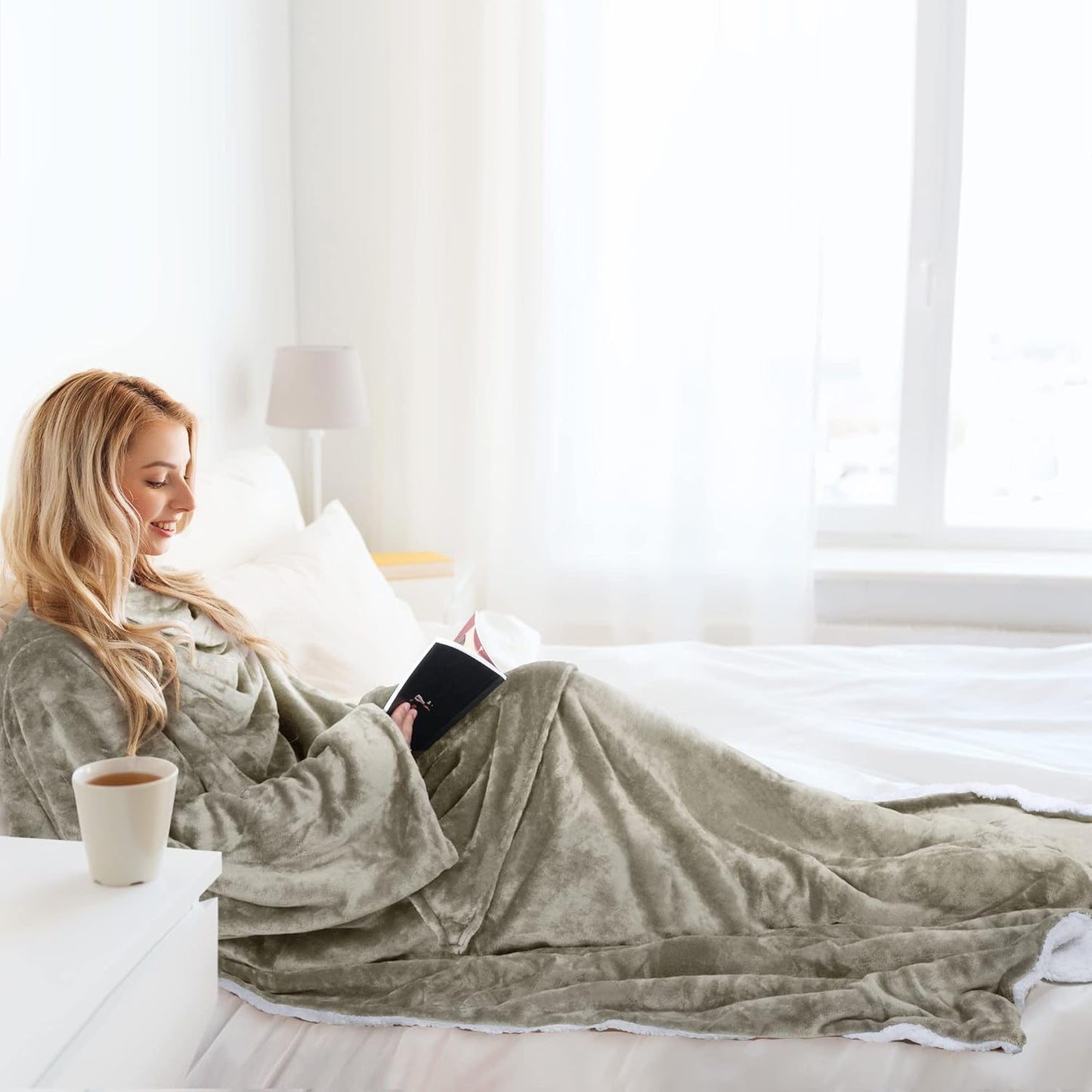 Catalonia Classic Sherpa Fleece Blanket with Sleeves, Super Soft Warm Cozy Wearable Blanket, Portable Travel Blanket Pillow, Gift for Women Men Adult, Camel