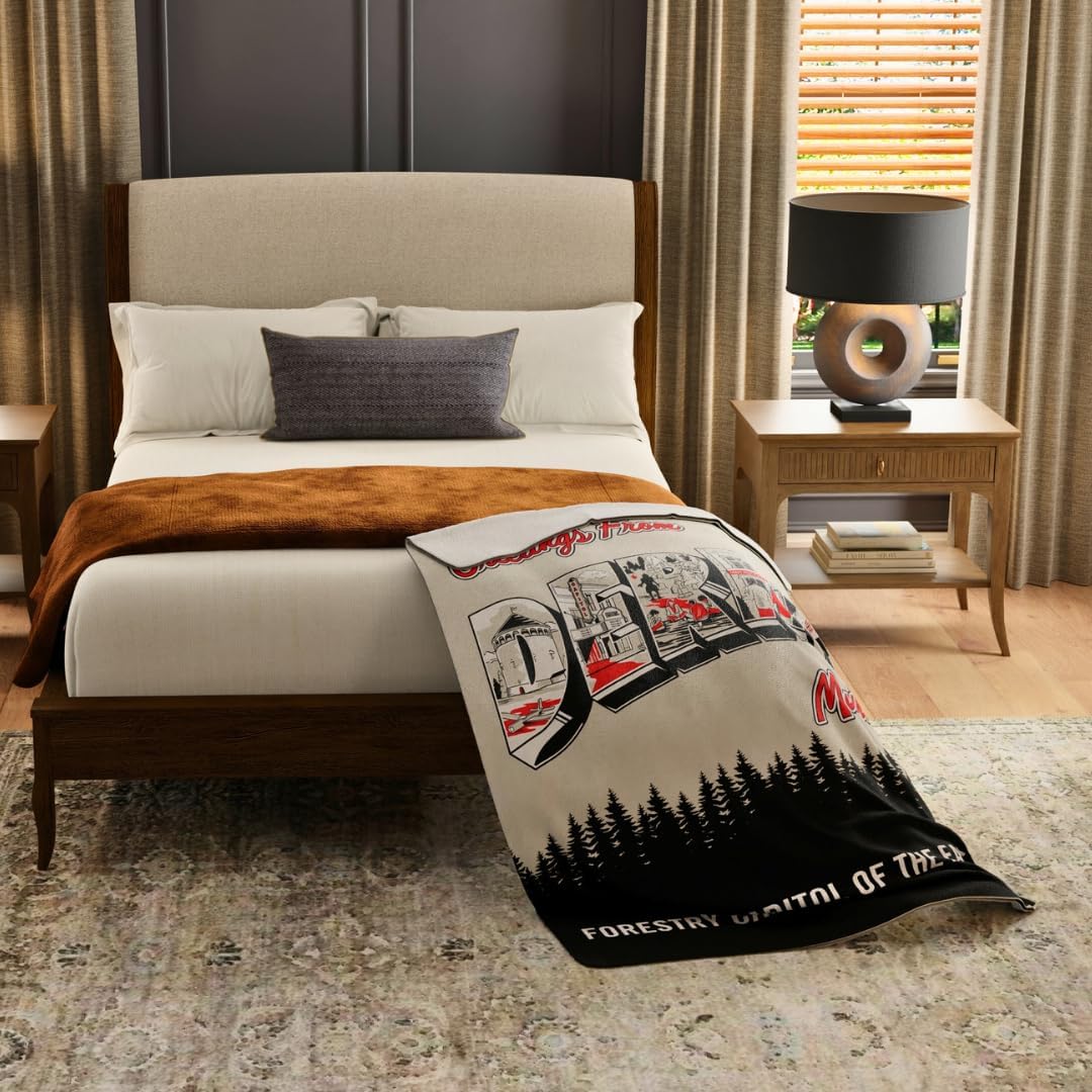 Franco Collectibles Welcome to Derry IT Pennywise Clown Halloween Horror Throw Blanket, Super Soft Cozy Plush Bedding, 46" x 60", (Officially Licensed Product)