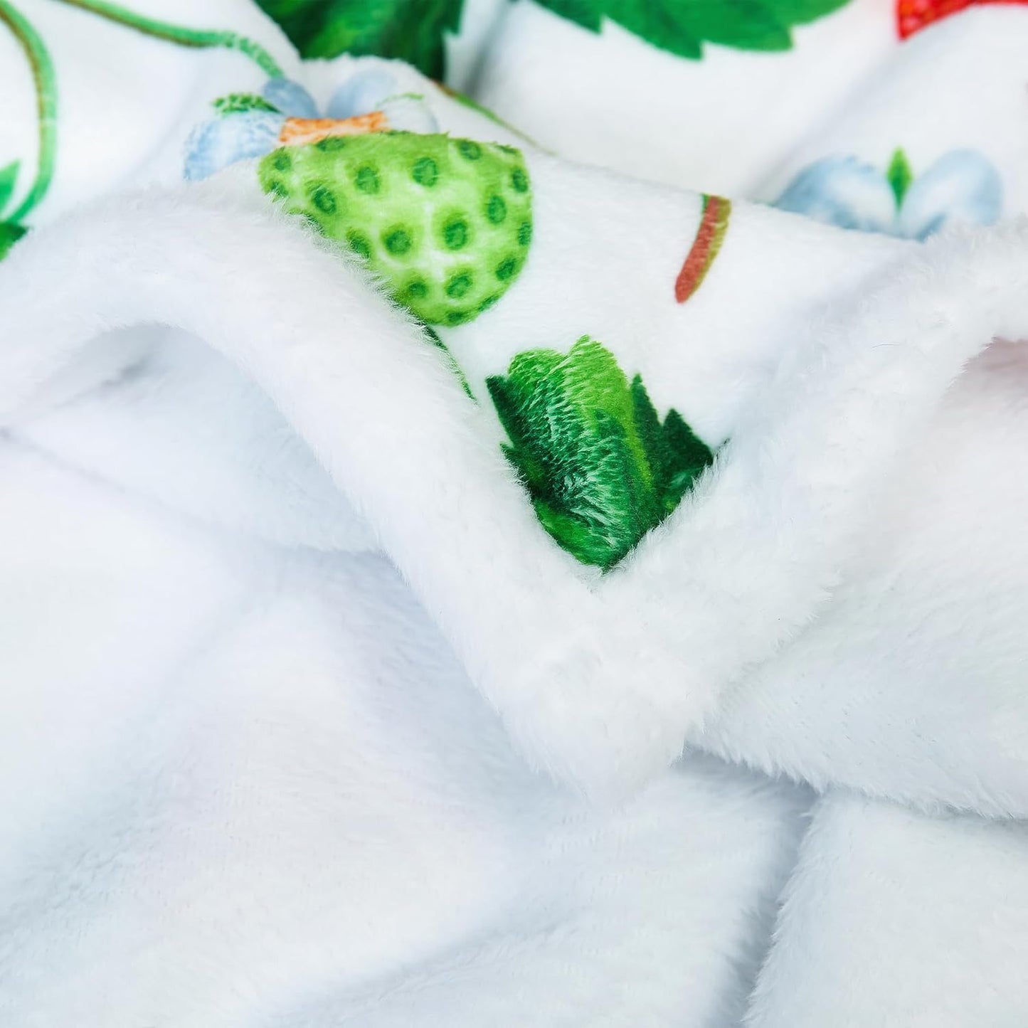 Soft Fluffy Strawberry Print Throw Blanket for Couch Bed, Cozy Lightweight Fuzzy Blanket with Cute Strawberry Pattern for Kids Adults, Perfect for Home Decor, Travel, and Gift 50x60 inches