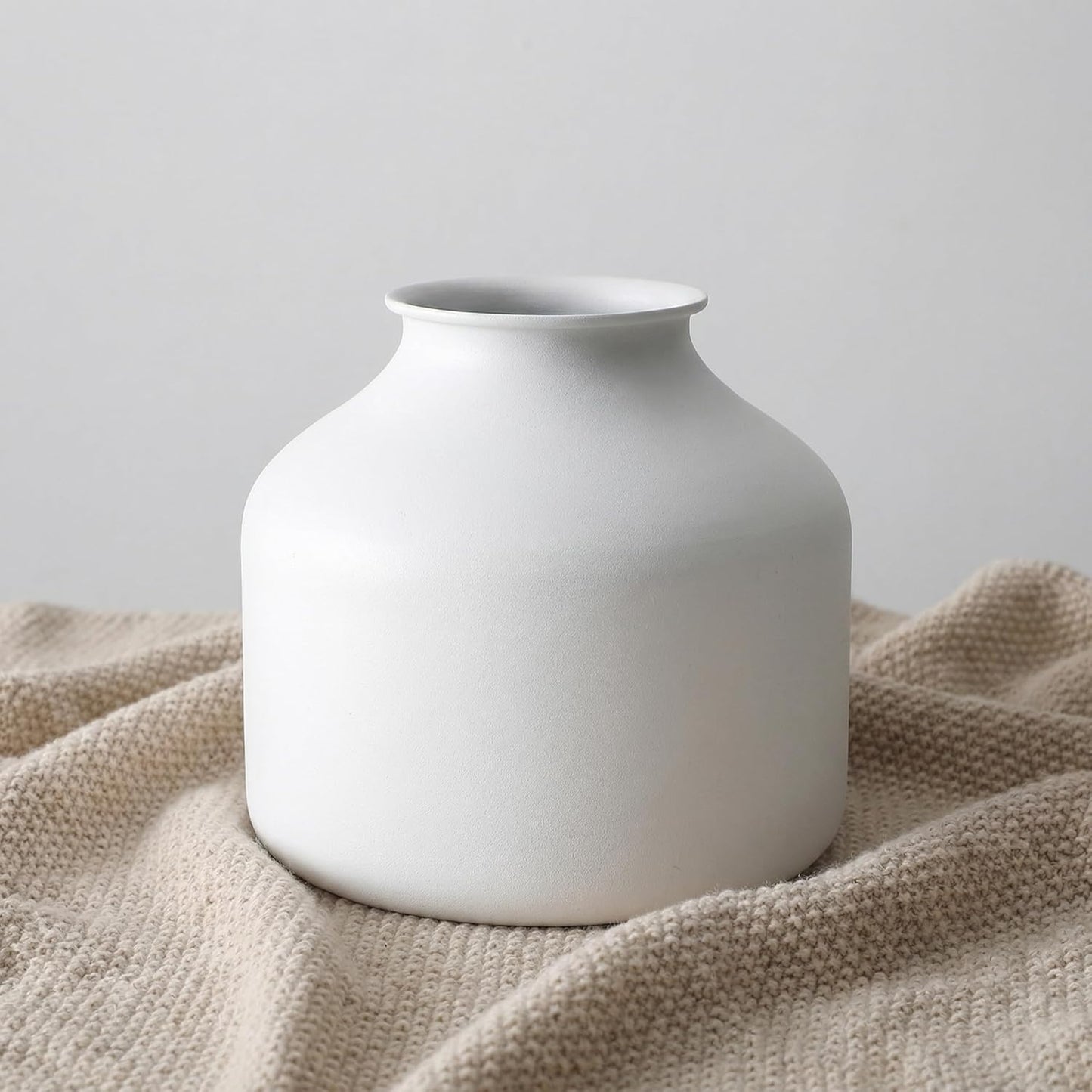 Goaste Metal Matte Flower Vase, Small White Vase for Flowers, 6.3 Inch Tall Iron Frosted Floral Arranging Vases, Nordic Style Round Boho Vases for Modern Minimalist Home Decor, Wedding, Bookshelf