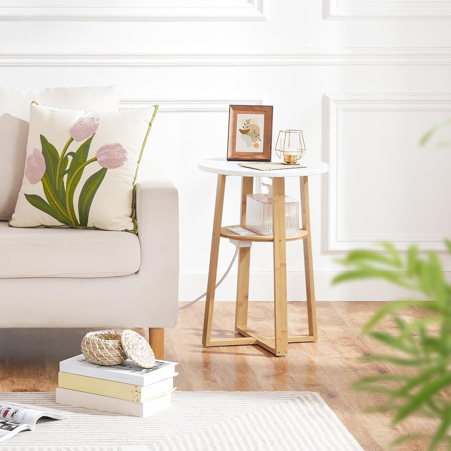 HOOBRO Round Side Table with Charging Station, Round Accent End Table with Bamboo Legs for Living Room, Bedroom, White and Natural YW101UBZ01