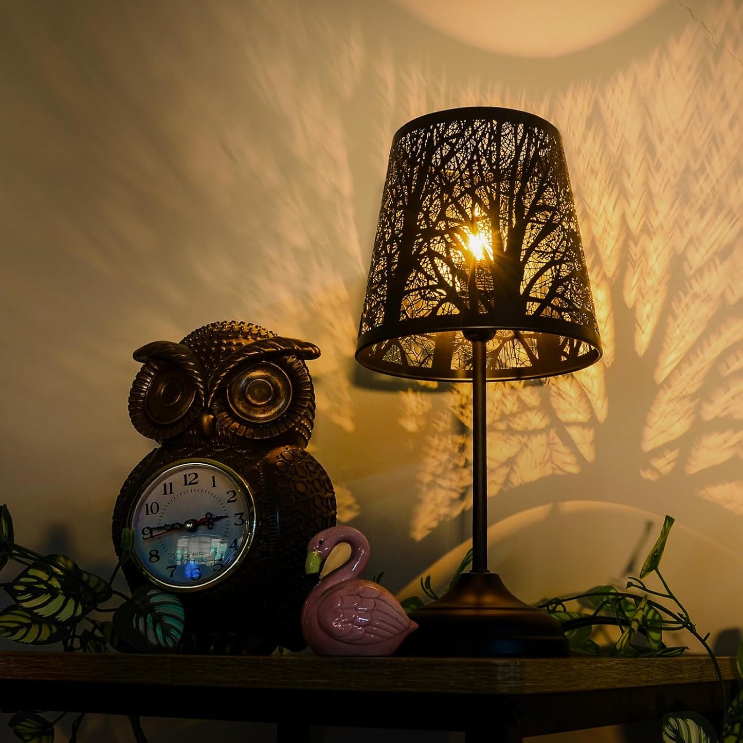 Black Metal Tree Shadow Table Lamp, Vintage Rustic Bedside Lamp, Small Bedside Night Light for Kids, Ambient Mood Lighting for Bedroom Living Room, Halloween Gothic Decorative Small Spaces Table Lamp