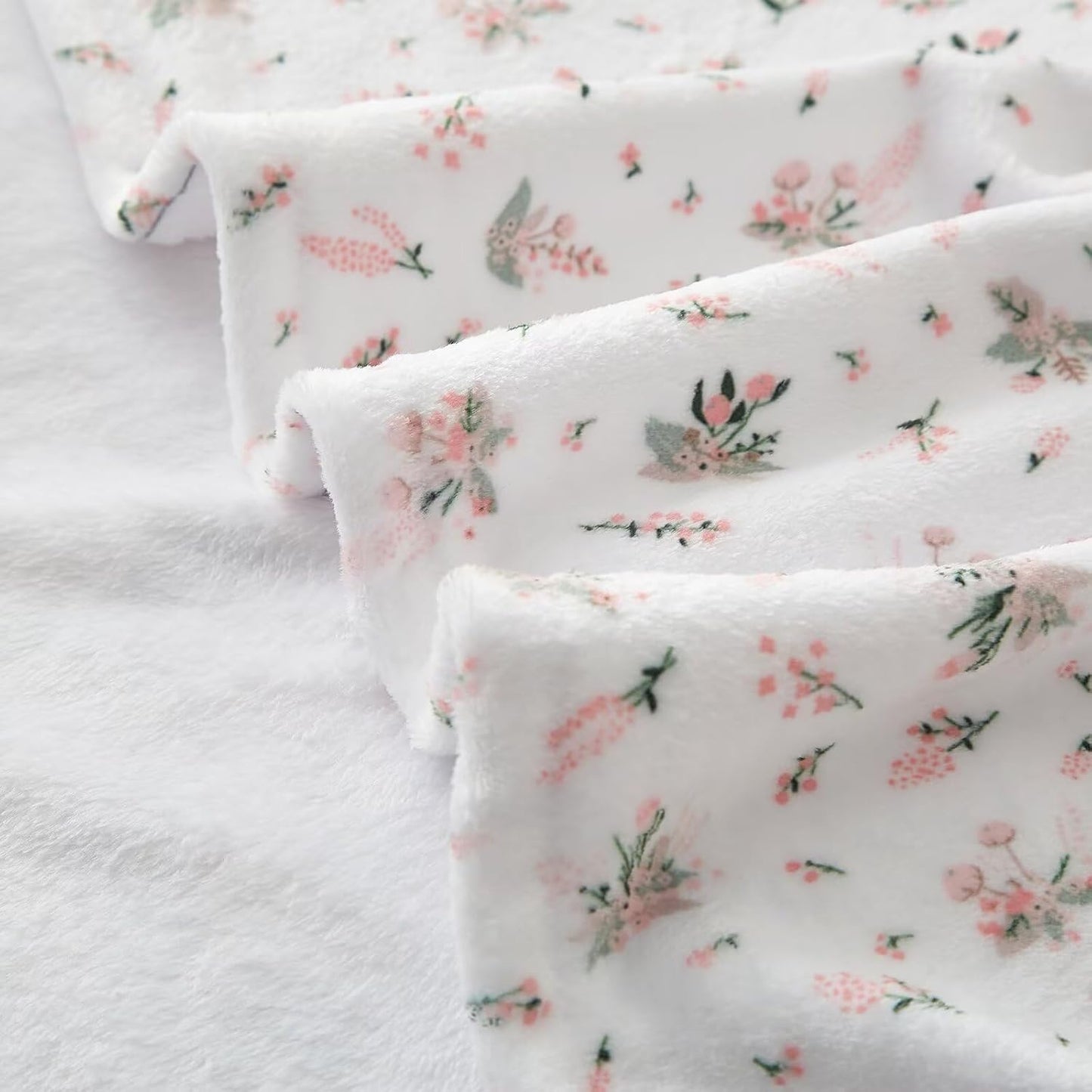 White Rustic Floral Flannel Throw Blanket for Couch Bed Sofa Farmhouse Lightweight Soft Cozy Warm Fall Winter Blankets for Office Naps Travel Warm Aesthetic Cloud Throw Blanket