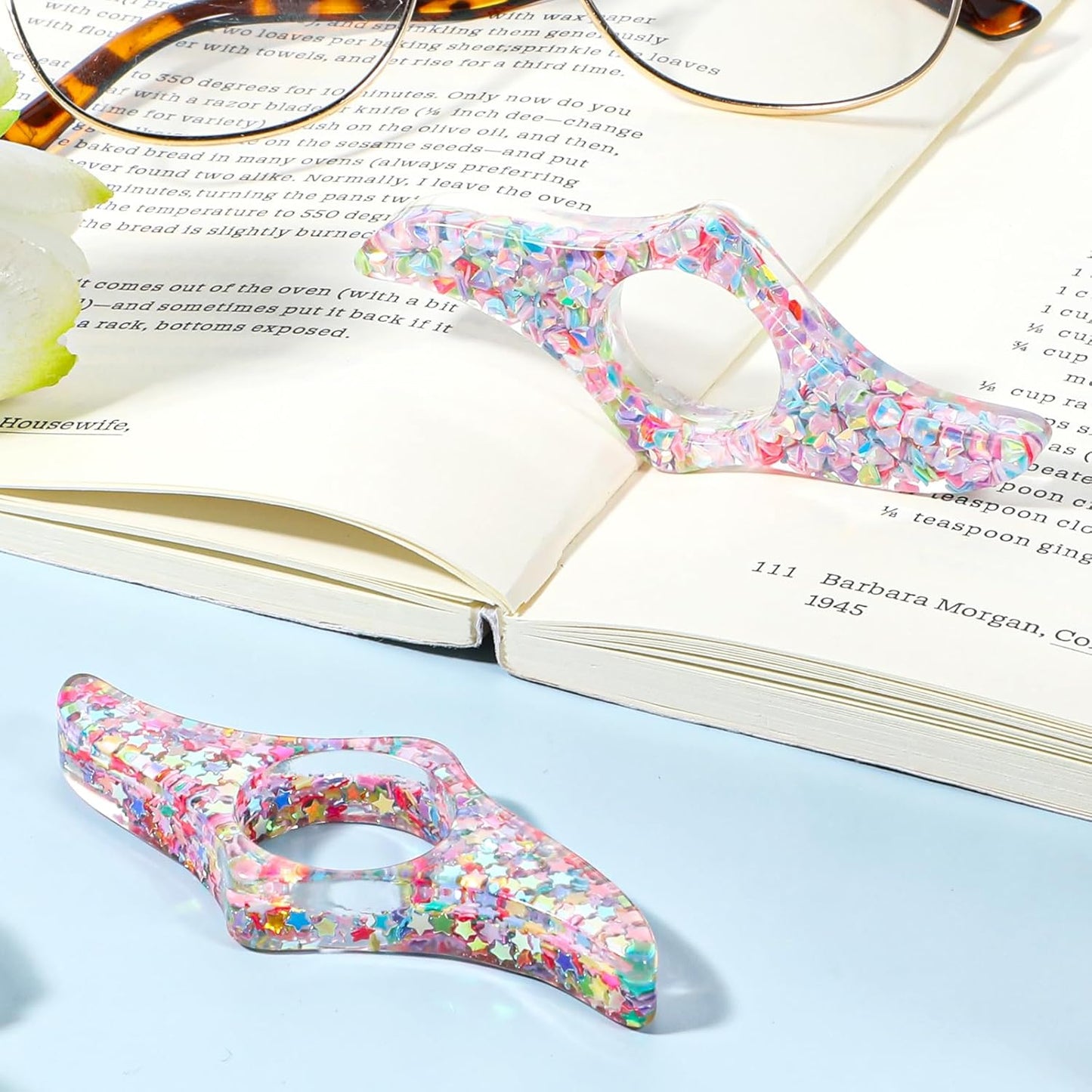 Thumb Book Page Holder,2 Pack Dried Flower Handmade Resin Book Holder for Reading Tools Hand Free Reading Accessories Christmas Gifts for Literary, Teachers, Students, Bookworm