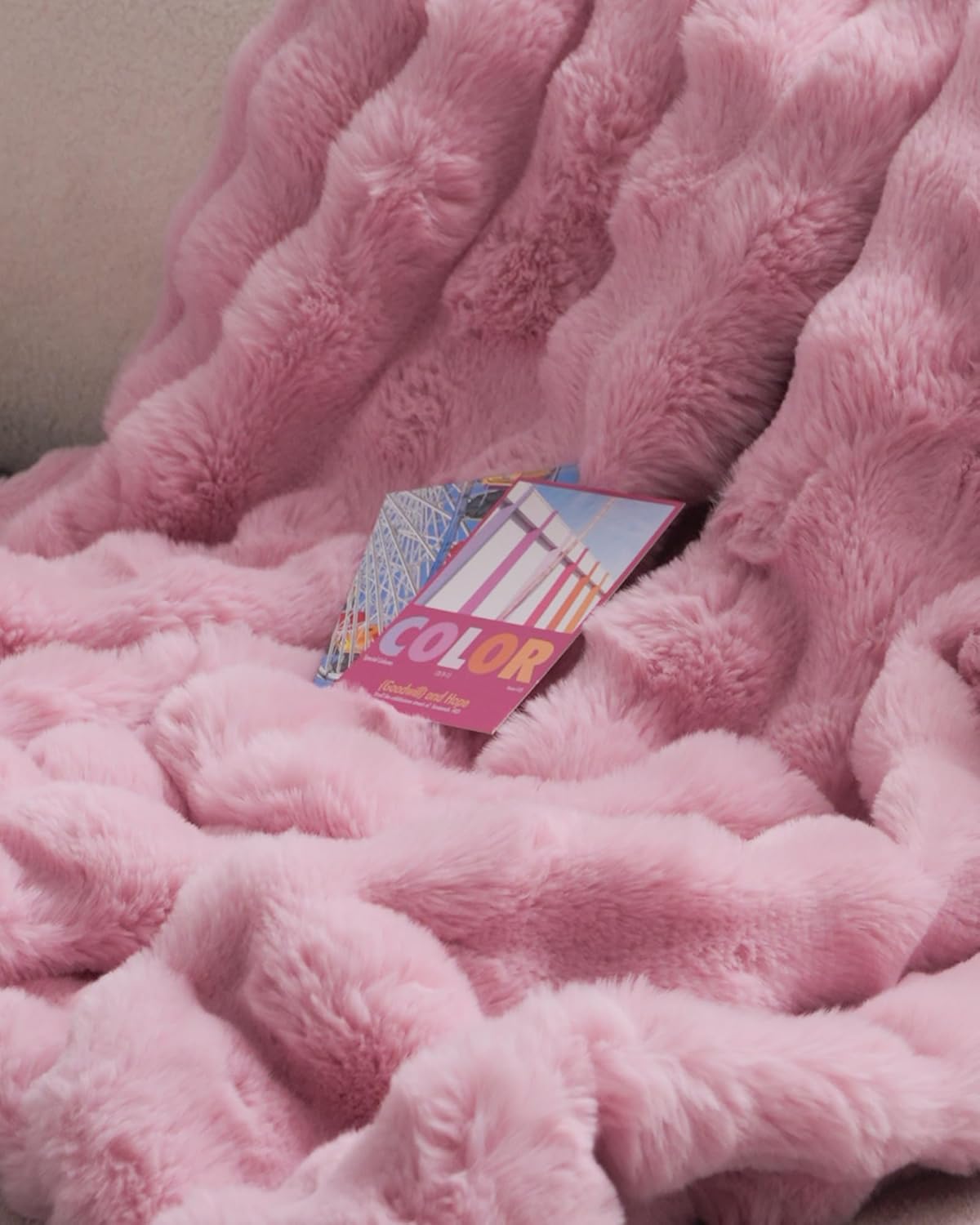 Faux Fur Throw Blanket, Bunny Blanket with Bubble Texture, Reversible Fluffy Blankets for Couch and Bed, Soft Cozy Faux Rabbit Fur Blanket for Home Décor, Cozy & Machine Washable