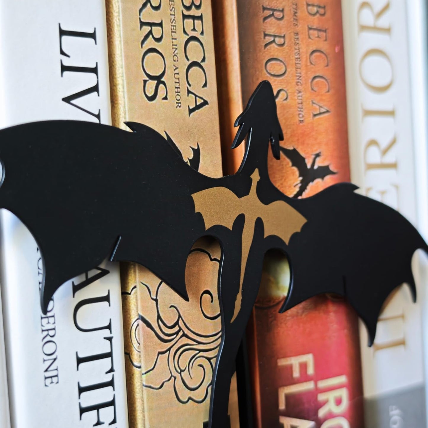 Metal Fantasy Dragon Shelf Decor – 4th Wing Dragon Silhouette Bookend Ornament for Fantasy Readers and Book Lovers, 6.7" Wide Standing Bookshelf Decoration