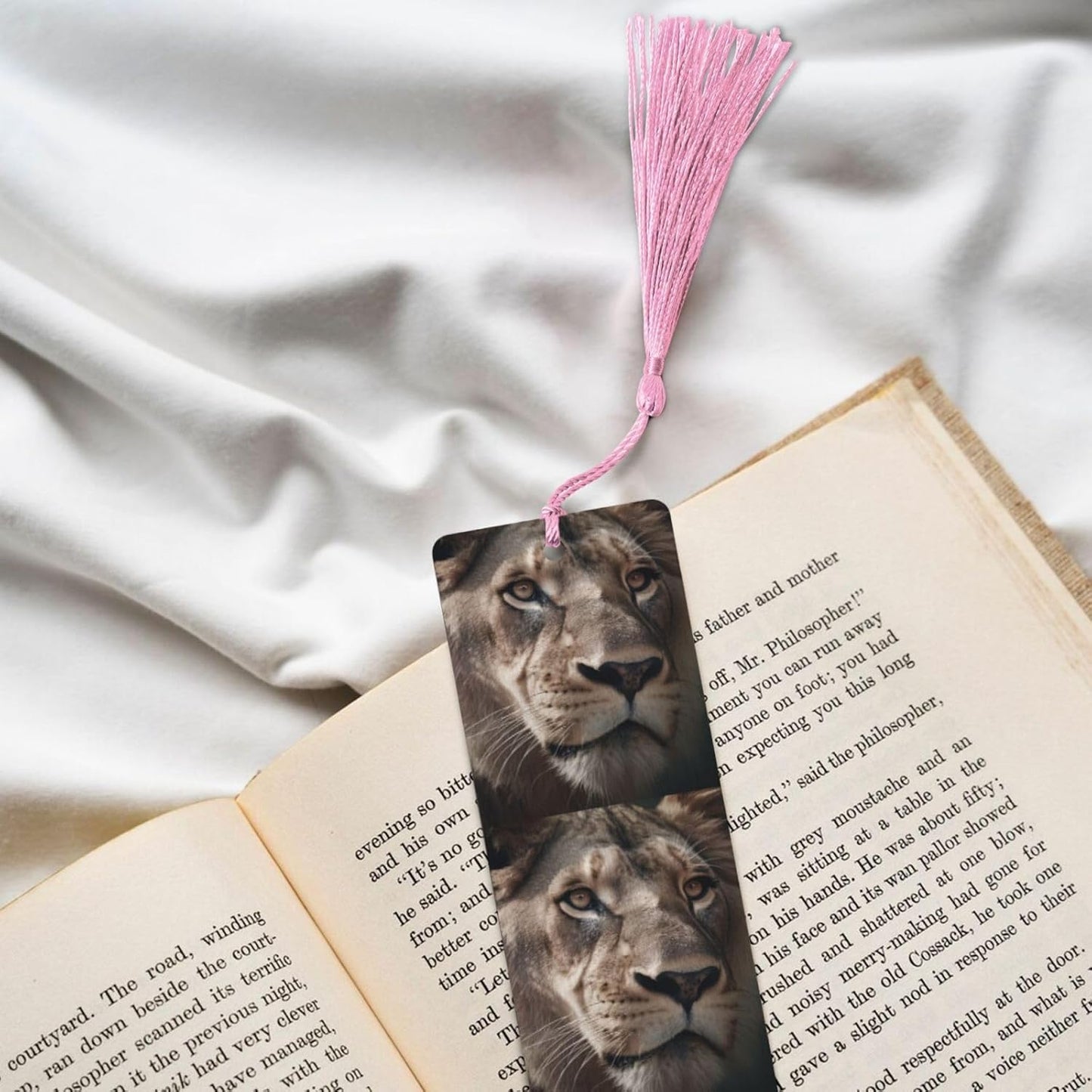 Lion's Focused Expression Bookmarks Gifts for Women Men, Wooden Bookmarks for Book Lovers, Vintage Book Marks Ornaments with Tassel, Unique Personalized Reading Page Markers Pink