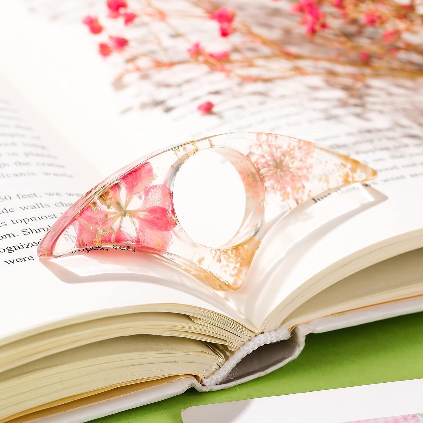 Pajean 4 Pieces Dried Flower Resin Book Page Holder Thumb Book Holder for Easter Basket Stuffer and Easter Egg Filler Personalized Flower Homemade Thumb Page Reading Accessories Gift(Arch Style)