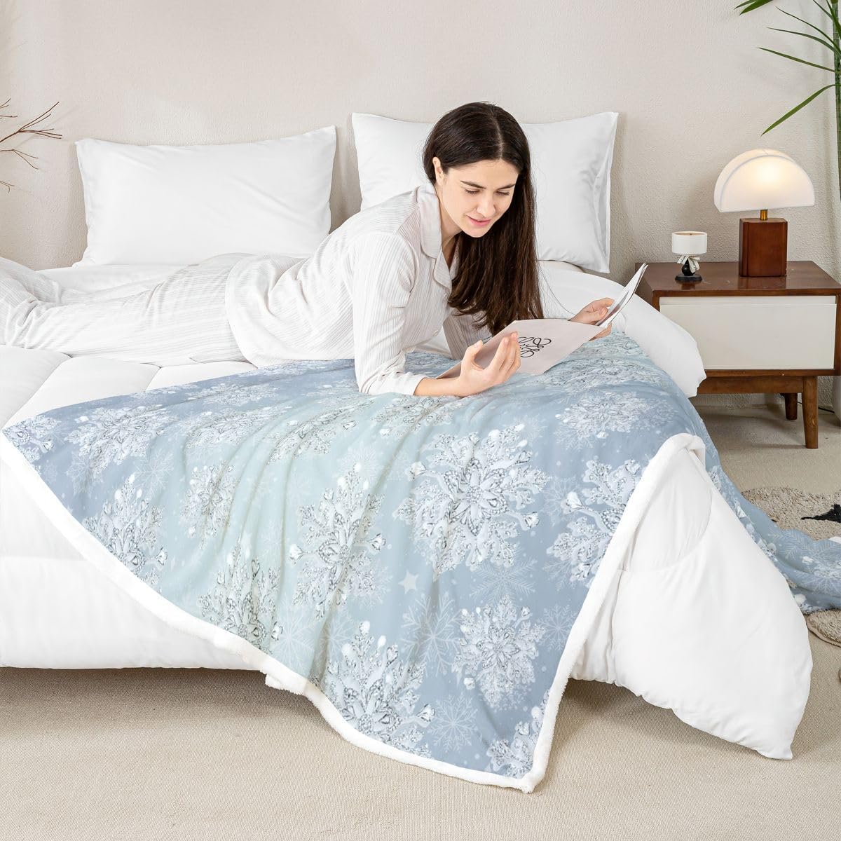 Feelyou Christmas Snowflake Sherpa Throw Blanket Throw 50"x60" Glitter Snowflake Fleece Throw Blanket for Kids Boys Girls Bedroom Decor Blue Xmas Plush Blanket Women Men Fuzzy Blanket