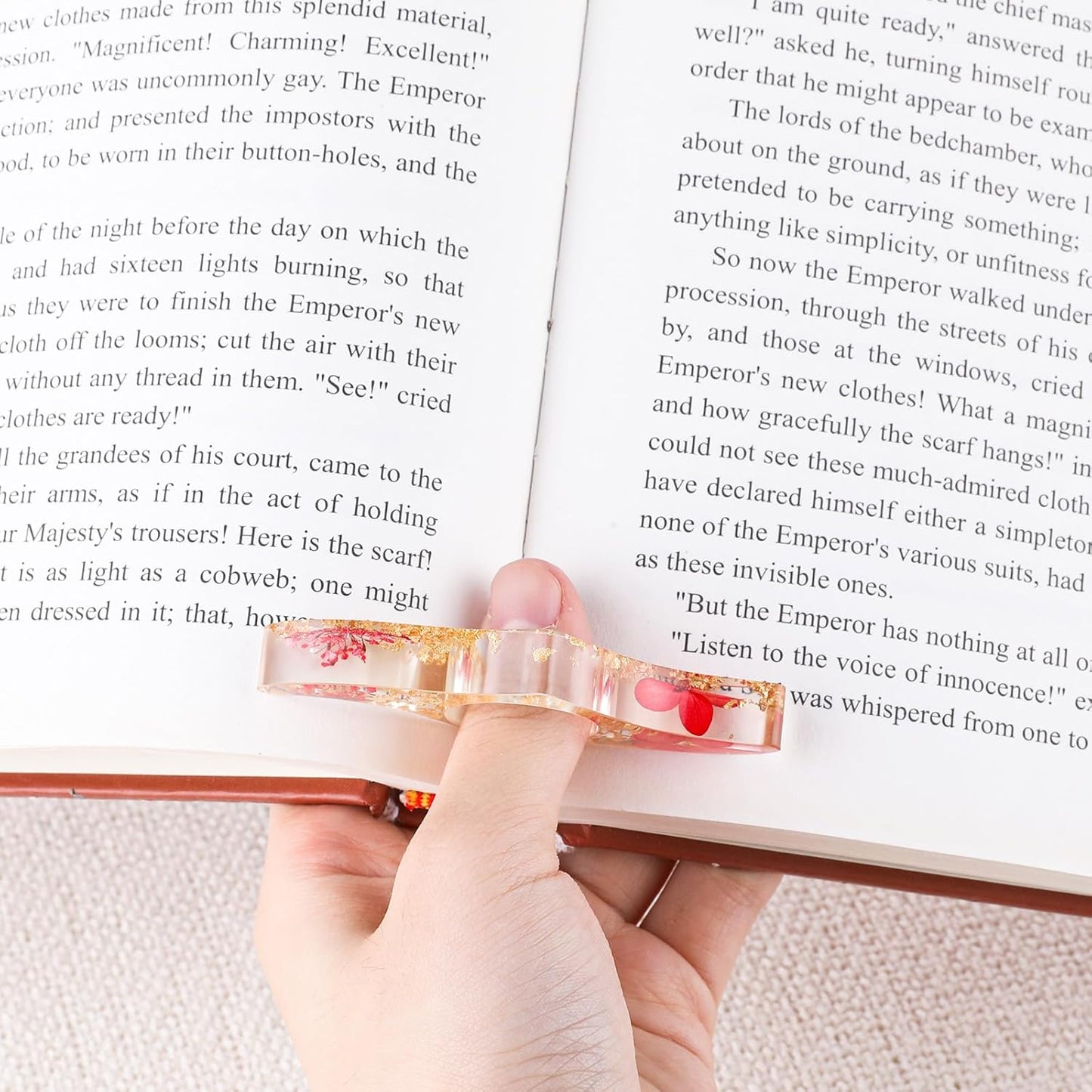 2 Pcs Dried Flower Resin Books Page Holder, Book Mark Transparent Book Thumb Page Holder Bookmarks with Tassel Reading Accessories Gift for Reading Lovers, Literary, Students, Teachers