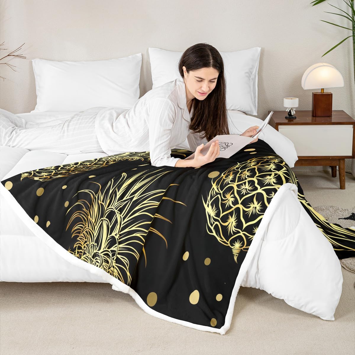 Feelyou Pineapple Fleece Throw Blanket Black Gold Pineapple Printed Sherpa Blanket for Kids Boys Girls Polka Dot Decoration Luxury for Sofa Bed Couch Twin 60x80 Inch