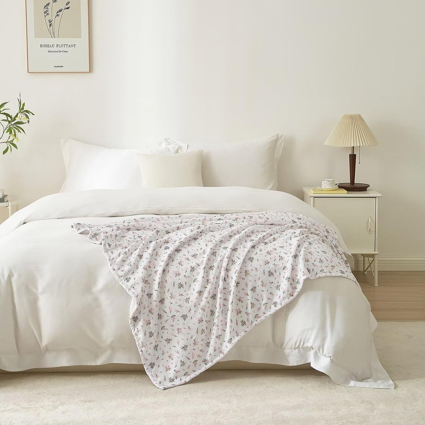 White Rustic Floral Flannel Throw Blanket for Couch Bed Sofa Farmhouse Lightweight Soft Cozy Warm Fall Winter Blankets for Office Naps Travel Warm Aesthetic Cloud Throw Blanket