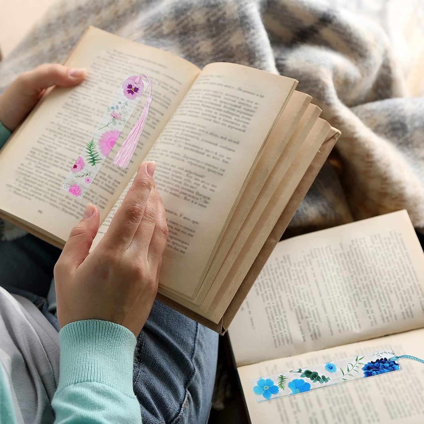 Outus 8 Sets Flower Acrylic Bookmarks for Reading Women Transparent Acrylic Cute Floral Bookmarks with Colorful Tassels Gift for Women Teacher Book Lovers Reading, 8 Styles