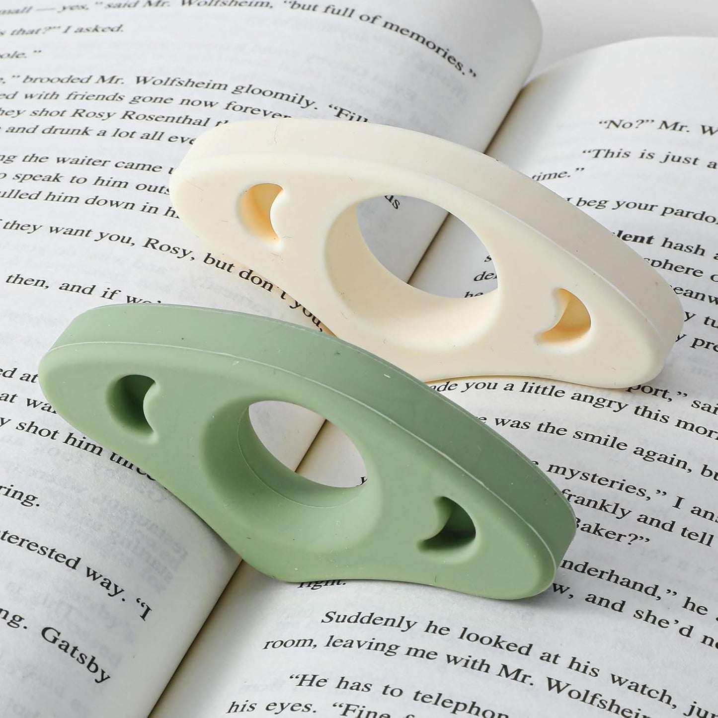 4 Pcs Thumb Book Page Holder, 2 Size Soft Breathable Silicone Book Thumb Page Holders for Reading Books Holders Ring, Teacher Must Haves Books Accessories Book-Lovers Gifts (Small, Medium)