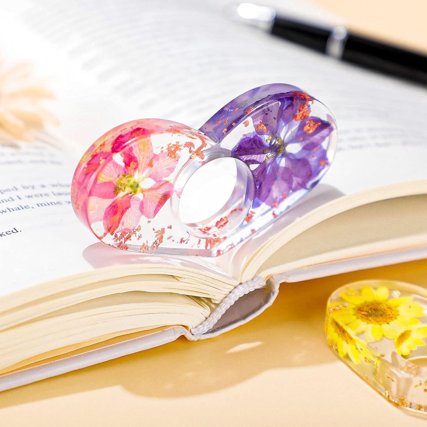 2 Pieces Dried Flower Resin Book Page Holder Transparent Thumb Ring Page Holder Handmade Personalized Flower Resin Bookmark Reading Accessories Gift for Teachers Book Lovers Literary (Heart Style)