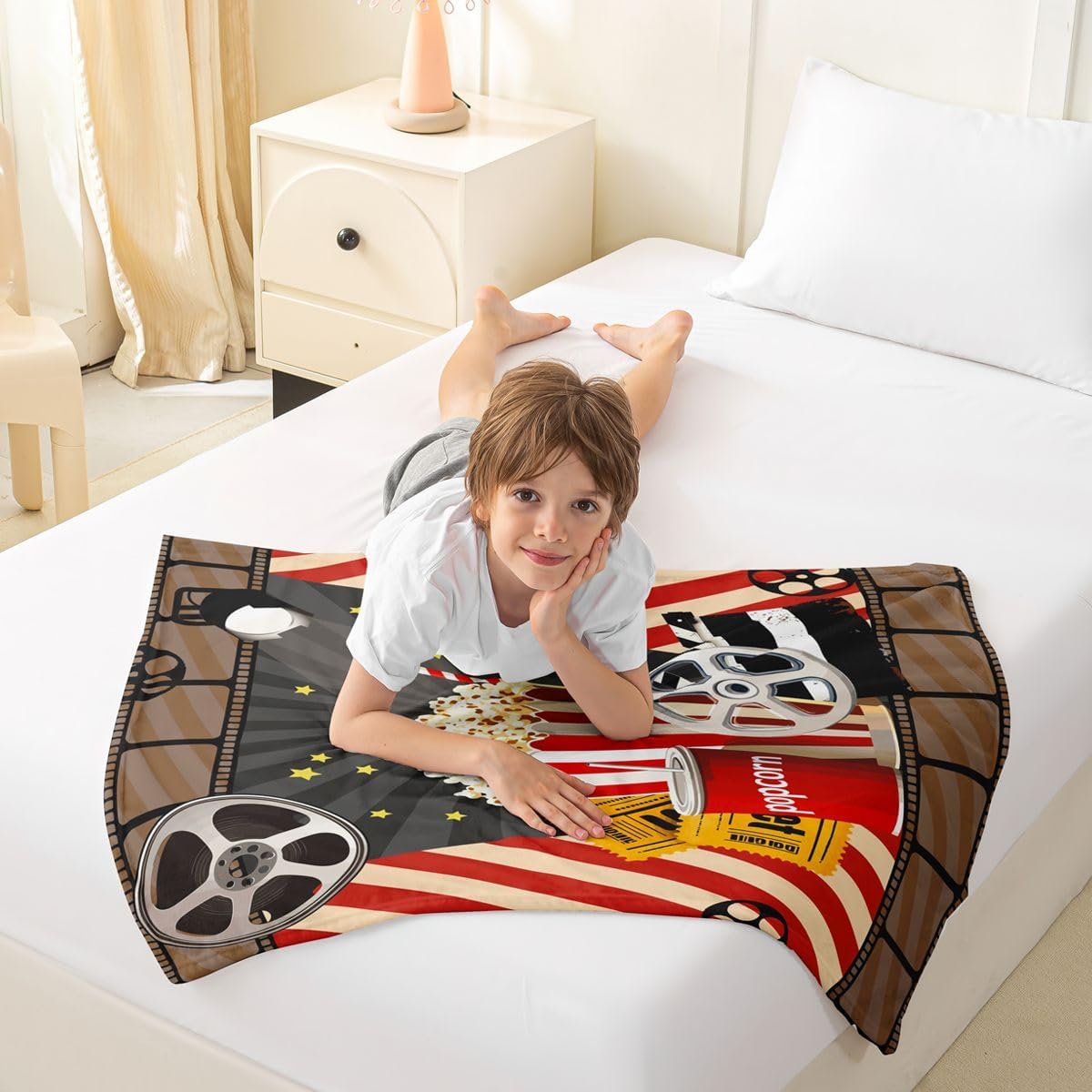 Feelyou Movie Theater All Season,Bed Blanket Cinema Poster Plush Throw Blanket, Popcorn Vintage Showing Flannel Fleece Blanket for Bedroom Decor Old Fashion Home Decor 40"x50"