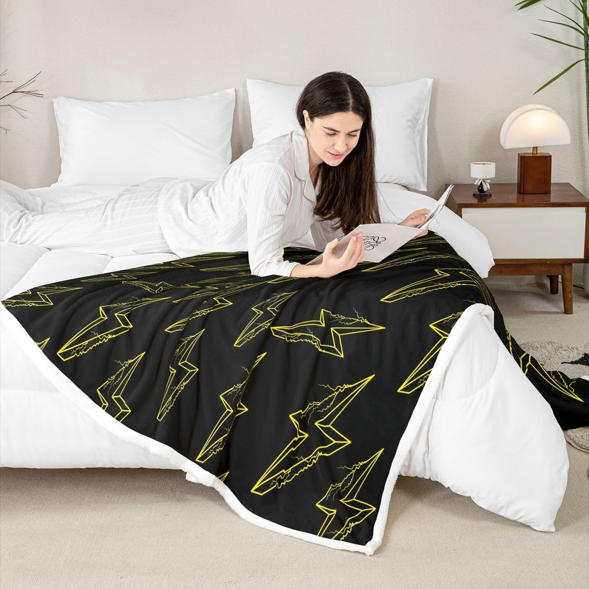 Lightning Pattern Bed Blanket Kids Girls Yellow and Black Sherpa Blanket Soft Cozy Lightweight Lightning Sign Plush Fleece Modern Cool Blanket Gifts for Bed Chair Office Sofa(Throw 50"x60")