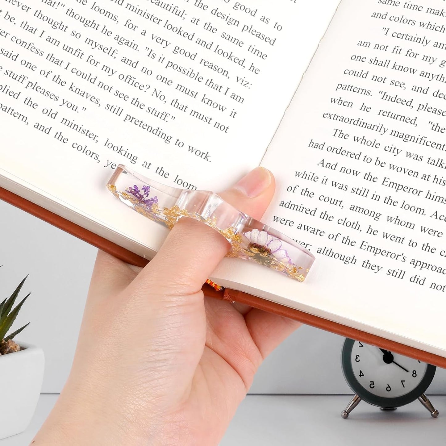 Dried Flower Resin Bookmark and Book Page Holder Set, 4 Pcs Handmade Transparent Thumb Books Page Holder with Tassel, Cute Book Accessories Gift for Reading Lover Students Teachers